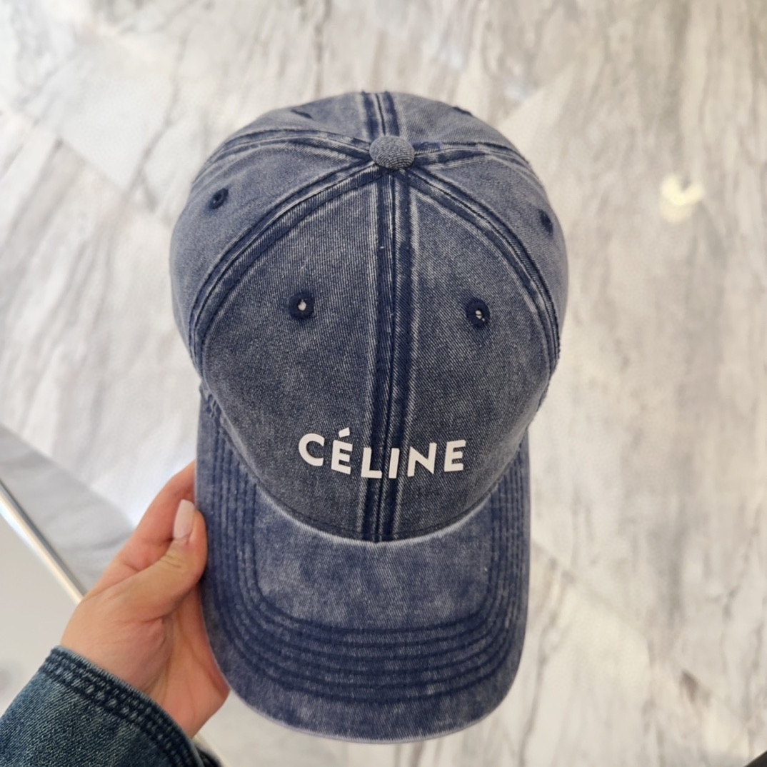 

Celine最新棒球帽
颜色版型都很正！