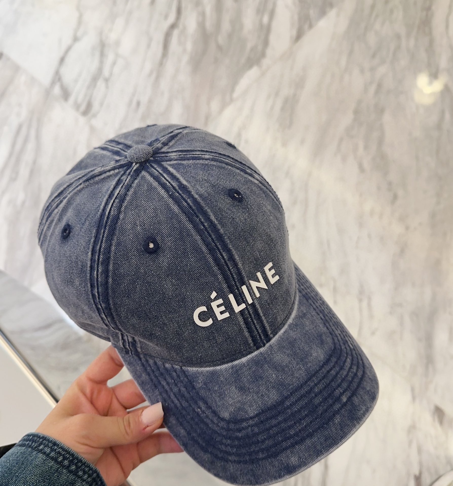 

Celine最新棒球帽
颜色版型都很正！