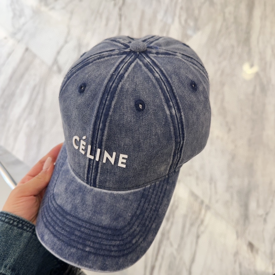 

Celine最新棒球帽
颜色版型都很正！