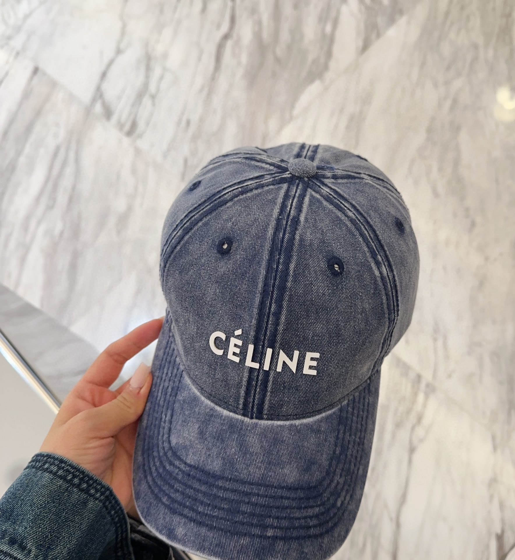 

Celine最新棒球帽
颜色版型都很正！