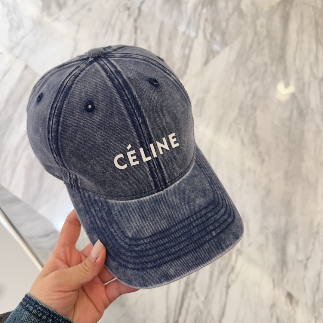

Celine最新棒球帽
颜色版型都很正！