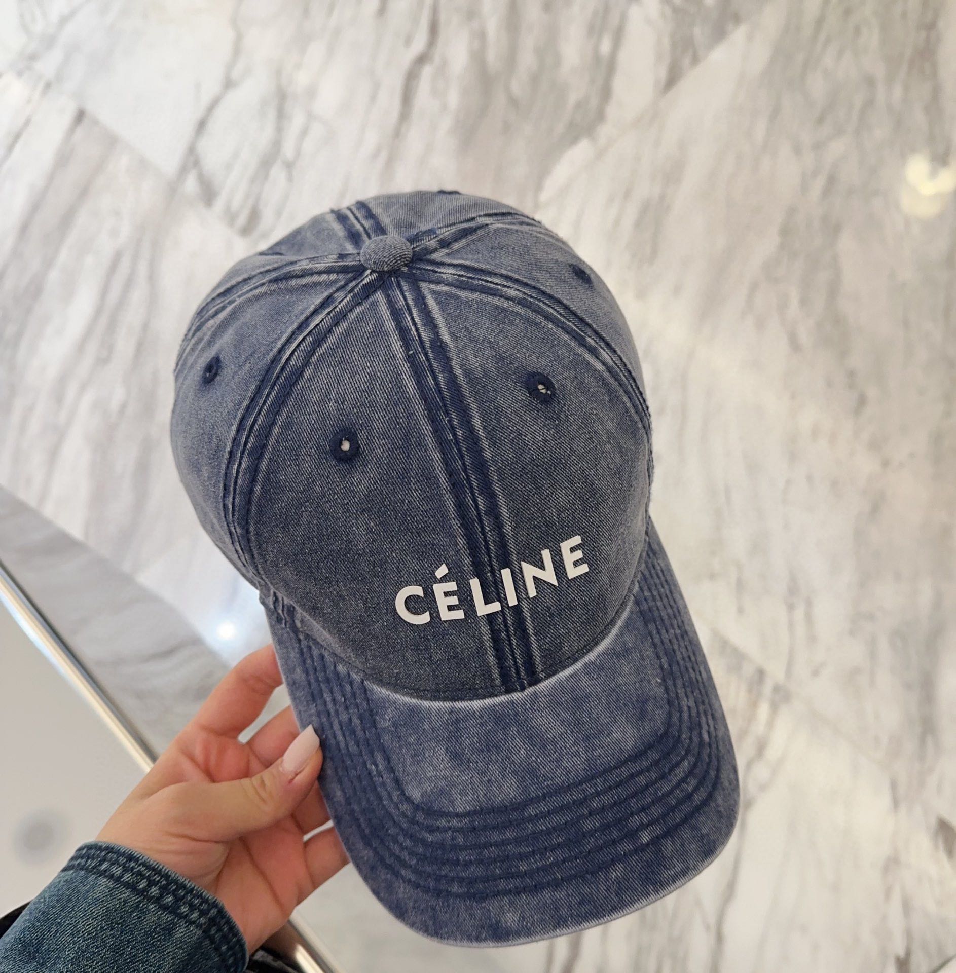 

Celine最新棒球帽
颜色版型都很正！