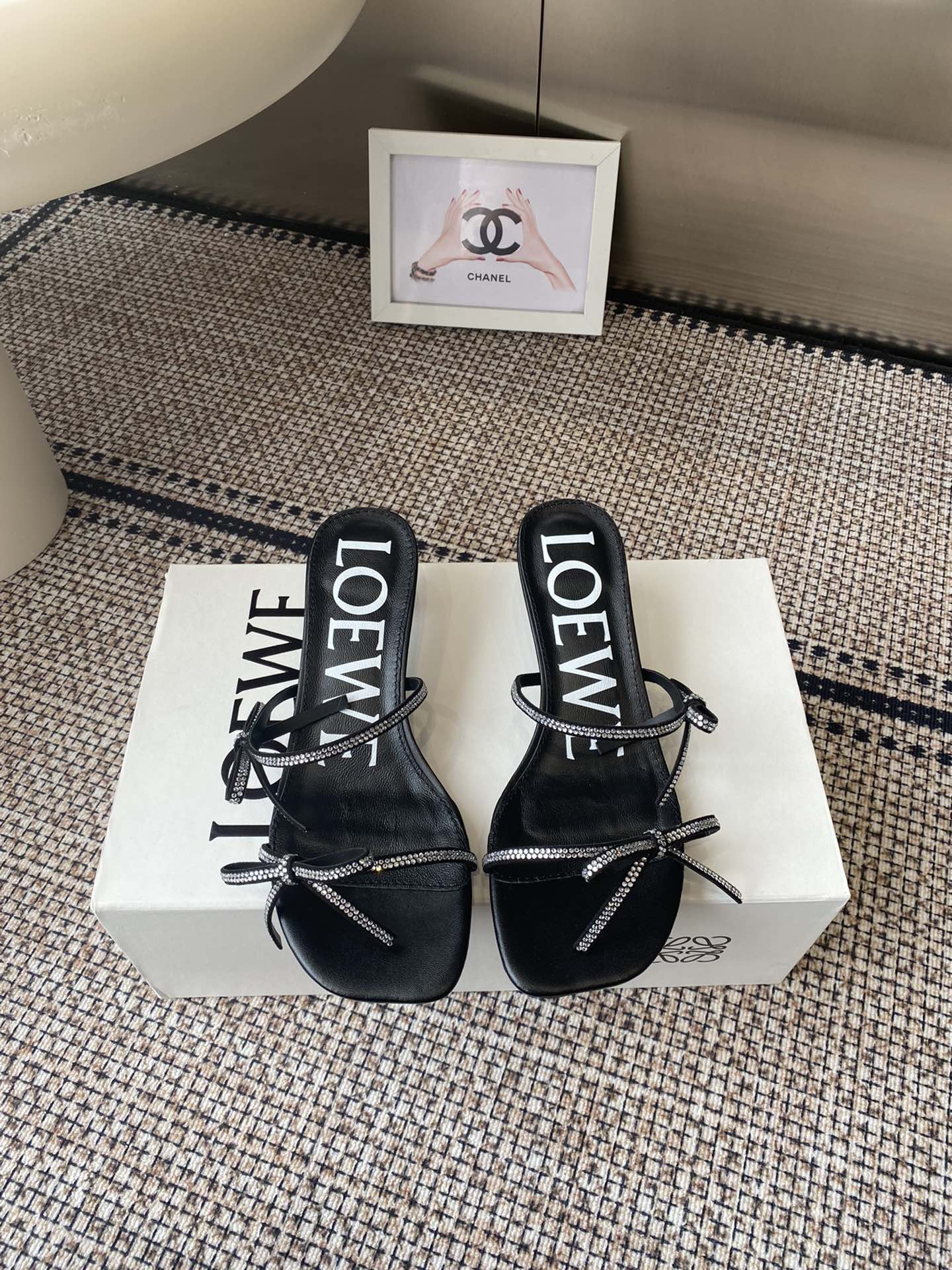 NO:511951,LOEWE 25ss Spring and Summer New Fashion Sandals This year's popular brand, many celebrity fashion bloggers plant grass, fairies who like this style must buy it. Simple line design, the upper uses imported bows and handmade Australian diamonds, mixed-bred sheepskin inside, delicate leather, very comfortable to put on the feet, original molded beef tendon wear-resistant and non-slip sole, Size: 35-40 (40 custom made without return), high heels, loewe, loewe, sandals, high heels, slippers, sheepskin19860909LOEWE 罗意威 25ss春夏新品时装凉鞋  今年超火的品牌 好多明星网红时尚博主种草 喜欢这种风格的小仙女必须要入手哦 简约的线条设计 鞋面采用进口蝴蝶结手工澳钻 内里混种羊皮 皮料细腻上脚非常舒适 原版开模牛筋耐磨防滑大底 码数: 35-40（40定做不退换）,高跟鞋拖鞋,loewe,loewe,sandals,high heels,slippers,sheepskin,Women's Shoes