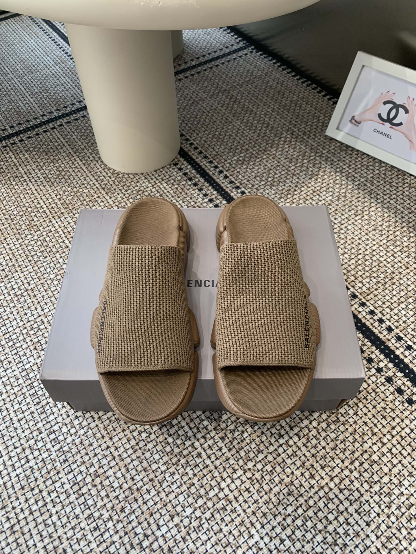 NO:511947,BALENCIAGA Slippers Upgraded version launches Speed ​​2.0 version of new socks and slippers Original product, not currency, the upper is the original fly weaving integrated molding technology, seamless, the sole is composed of five midsoles and the rebound and feel is particularly good, absolutely no market-based ordinary rubber soles, the sole is embossed, how to match it, and it looks good, and the legs are particularly long, size 35-45 (customized for women, 40 men, 45 46), slippers, balenciaga, balenciaga, slippers, socks19860909BALENCIAGA巴黎世家 拖鞋 升级版推出Speed 2.0 版本全新袜子鞋拖鞋 原厂货 绝非通货 鞋面是原版飞织一体成型技术 无缝 鞋底五块中底组成回弹与较感都特别好 绝对不用市场普通橡胶鞋底 鞋底的浮雕 怎么搭怎么好看 而且特显腿长 码数35-45（女40 男 45 46定做）,拖鞋,balenciaga,balenciaga,slippers,socks,Women's Shoes