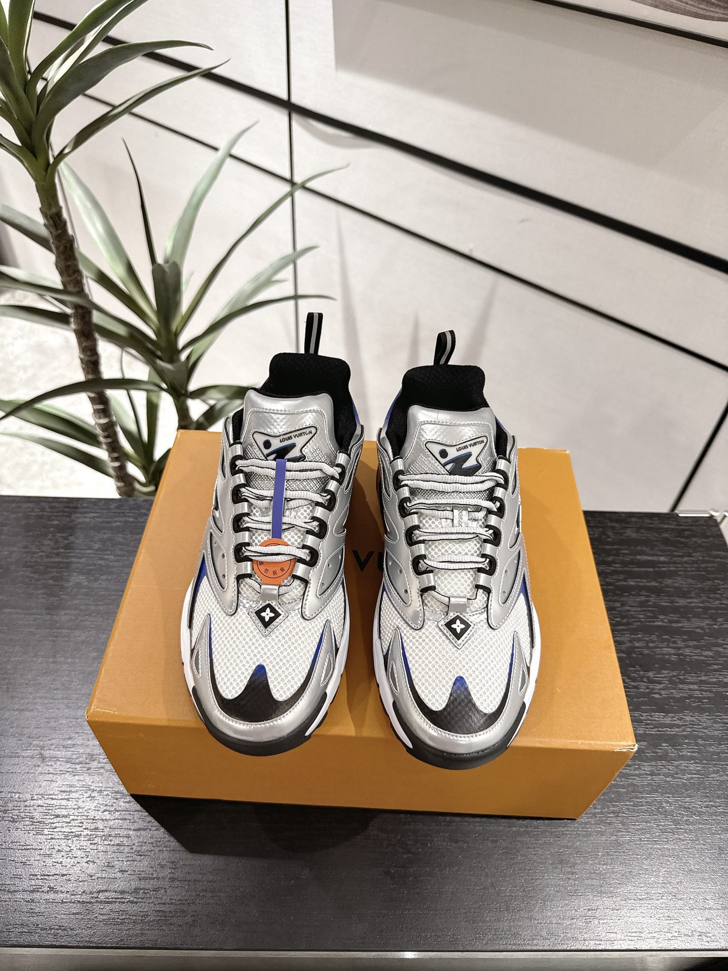 NO:406780,Lv Runner Tatic new color matching Runner Tatic sneakers are made of suede made of mesh fabric and cowhide leather, continuing the design essence of running shoes, and highlighting the Louis Vuit Spring and Summer Show. L'v letters and Monogram floral embellishment sides, plus lined collars and technological linings add more comfort. The foot feels light and comfortable, and the bright colors light up the spring and summer matching! Size38-46, casual shoes/sports shoes, louis vuitton, louis vuitton, sneakers, cowhide, chamois leather19860909Lv Runner Tatic新配色Runner Tatic 运动鞋混合网格织物和牛皮革制成的麂皮,延续跑鞋的设计精髓,瞩目亮相路易威 春夏秀场.L ”v 字母和 Monogram 花卉点缀侧面,加衬鞋领和科技内衬更添舒适.脚感轻盈舒适,鲜艳色彩点亮春夏搭配！ Size38-46,休闲鞋/运动鞋,louis vuitton,louis vuitton,sneakers,cowhide,chamois leather,Women's Shoes