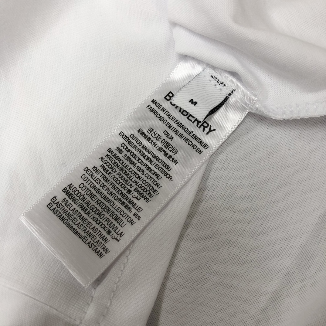 P85
BUR*BERRY 巴宝莉  2025新款男士圆领短袖 情侣T恤～
 高品质 🔥🔥胸前品牌印花logo工艺，时尚百搭潮款 定制进口面料 ！穿着舒适 透气 时尚不失个性  上身休闲随性 帅气有型 彰显大牌气质。三标齐全！！
颜色：黑色 白色 
 尺码：S M L XL(宽松版型 下单请报身高体重)