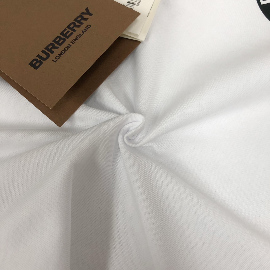 P85
BUR*BERRY 巴宝莉  2025新款男士圆领短袖 情侣T恤～
 高品质 🔥🔥胸前品牌印花logo工艺，时尚百搭潮款 定制进口面料 ！穿着舒适 透气 时尚不失个性  上身休闲随性 帅气有型 彰显大牌气质。三标齐全！！
颜色：黑色 白色 
 尺码：S M L XL(宽松版型 下单请报身高体重)