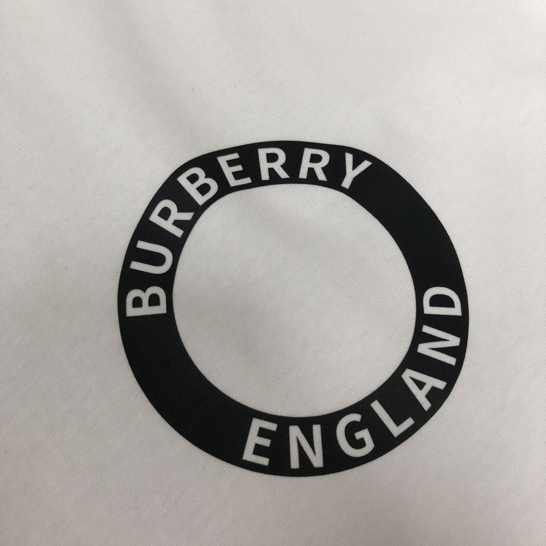 P85
BUR*BERRY 巴宝莉  2025新款男士圆领短袖 情侣T恤～
 高品质 🔥🔥胸前品牌印花logo工艺，时尚百搭潮款 定制进口面料 ！穿着舒适 透气 时尚不失个性  上身休闲随性 帅气有型 彰显大牌气质。三标齐全！！
颜色：黑色 白色 
 尺码：S M L XL(宽松版型 下单请报身高体重)