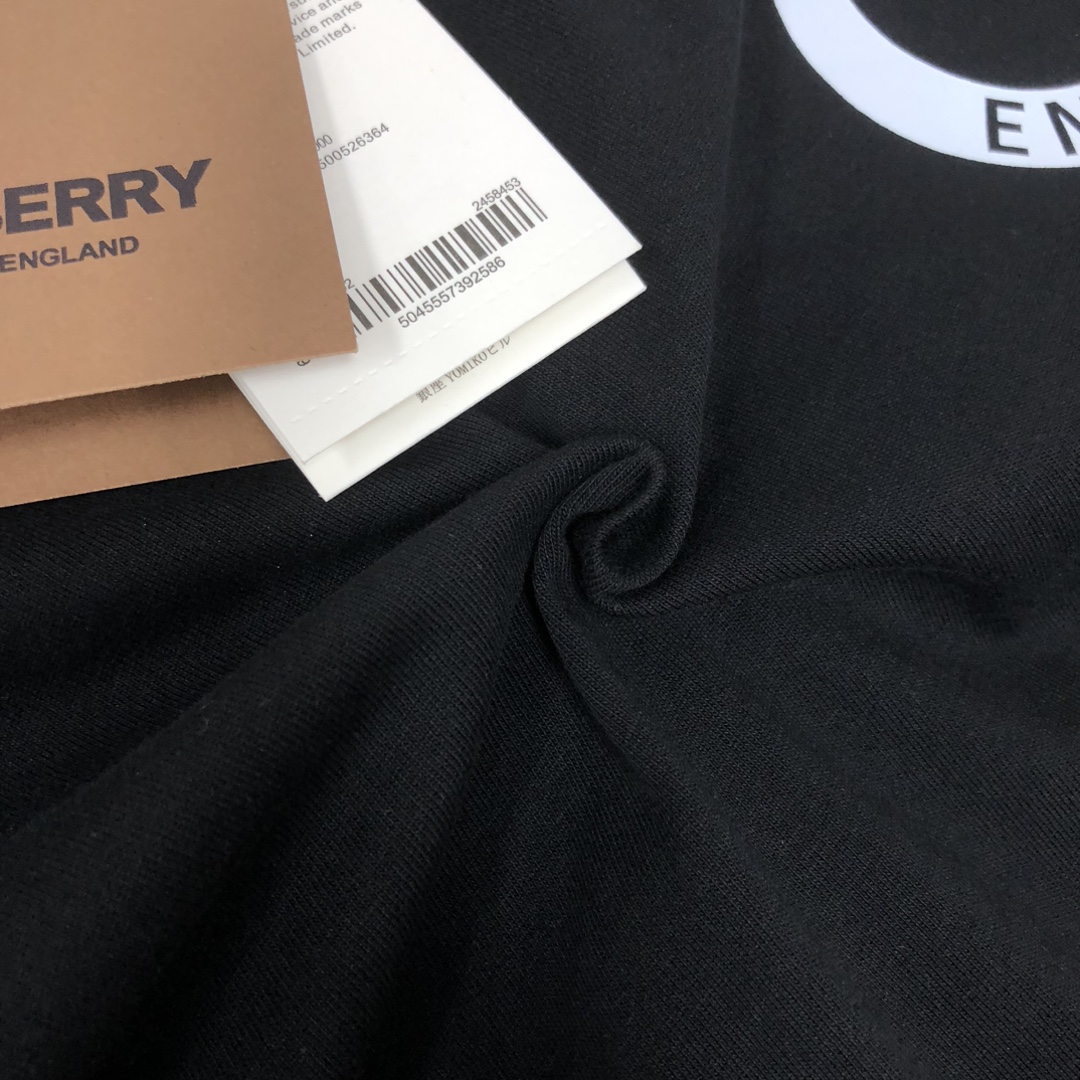 P85
BUR*BERRY 巴宝莉  2025新款男士圆领短袖 情侣T恤～
 高品质 🔥🔥胸前品牌印花logo工艺，时尚百搭潮款 定制进口面料 ！穿着舒适 透气 时尚不失个性  上身休闲随性 帅气有型 彰显大牌气质。三标齐全！！
颜色：黑色 白色 
 尺码：S M L XL(宽松版型 下单请报身高体重)