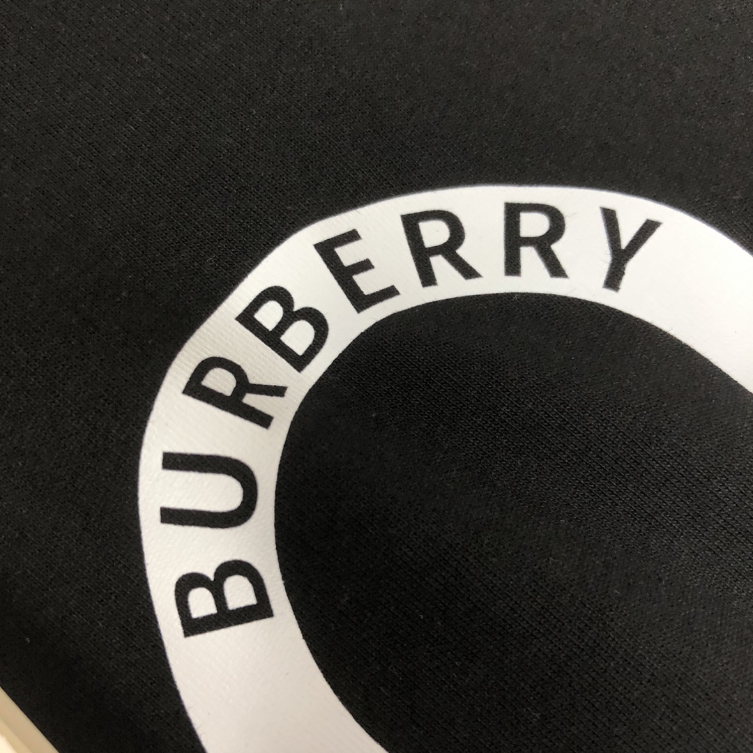 P85
BUR*BERRY 巴宝莉  2025新款男士圆领短袖 情侣T恤～
 高品质 🔥🔥胸前品牌印花logo工艺，时尚百搭潮款 定制进口面料 ！穿着舒适 透气 时尚不失个性  上身休闲随性 帅气有型 彰显大牌气质。三标齐全！！
颜色：黑色 白色 
 尺码：S M L XL(宽松版型 下单请报身高体重)