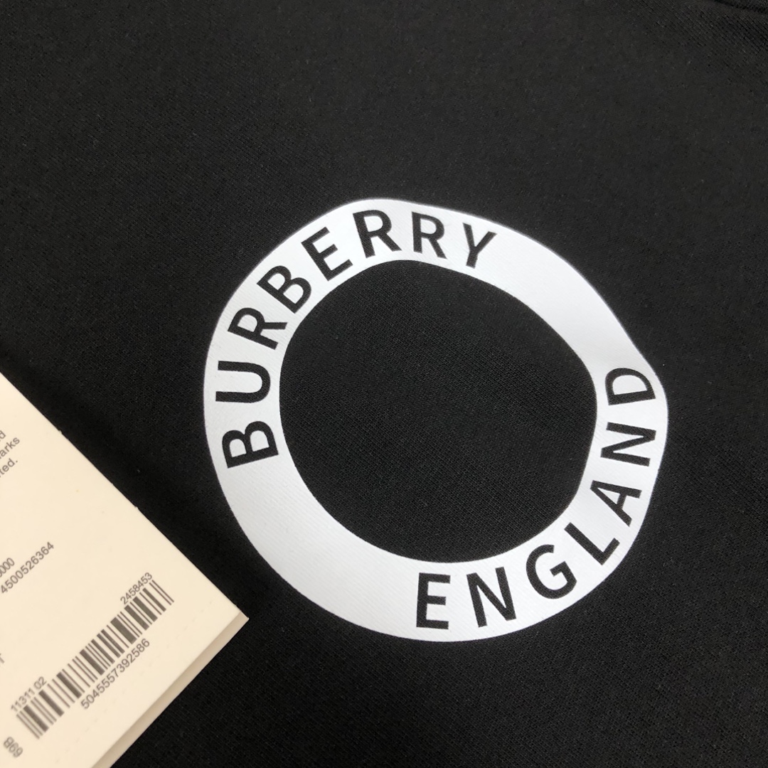 P85
BUR*BERRY 巴宝莉  2025新款男士圆领短袖 情侣T恤～
 高品质 🔥🔥胸前品牌印花logo工艺，时尚百搭潮款 定制进口面料 ！穿着舒适 透气 时尚不失个性  上身休闲随性 帅气有型 彰显大牌气质。三标齐全！！
颜色：黑色 白色 
 尺码：S M L XL(宽松版型 下单请报身高体重)