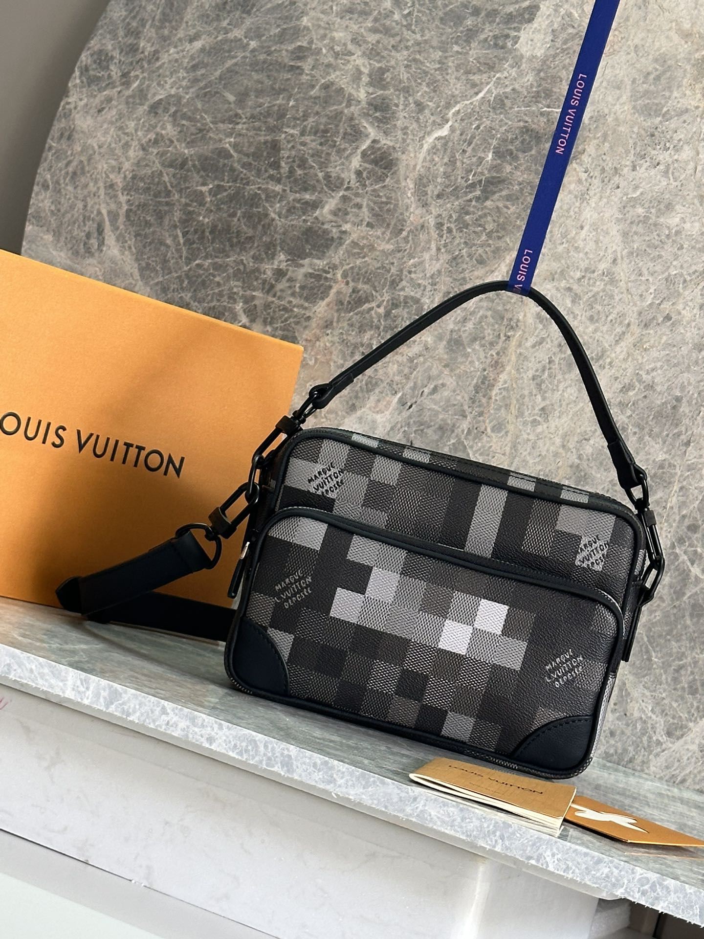 NO:386371,P【163C01 Dynamic Chip】Top original sheet【NIL Postman Bag】m14988 Black/Mosaic Camouflage lattice This Nil Postman Bag is made of Pharrell Williams PP’s new interpretation of Damoflage Black Xl ​​coated canvas, which combines the designer’s new perspective with the brand’s traditional creativity, presenting a camouflage-like pixel effect Damier pattern. Zipper front pocket and main compartment complete functional configuration. Dimensions 17.5 x 11 x 25 cm (height x width x length), LV【top original sheet】, louis vuitton19860909P【163C01动态芯片】顶级原单【NIL 邮差包】 m14988 黑格 / 马赛克 迷彩格子 本款 Nil 邮差包取材 Pharrell Williams PP焕新演绎的 Damoflage Black Xl涂层帆布,将设计师的新锐视角与品牌传统创意融合,呈现迷彩般的像素效果 Damier 图案.拉链前袋与主隔层完善功能构型. 尺寸17.5 x 11 x 25 厘米 (高 x 宽 x 长度),LV【顶级原单】,louis vuitton,Bag