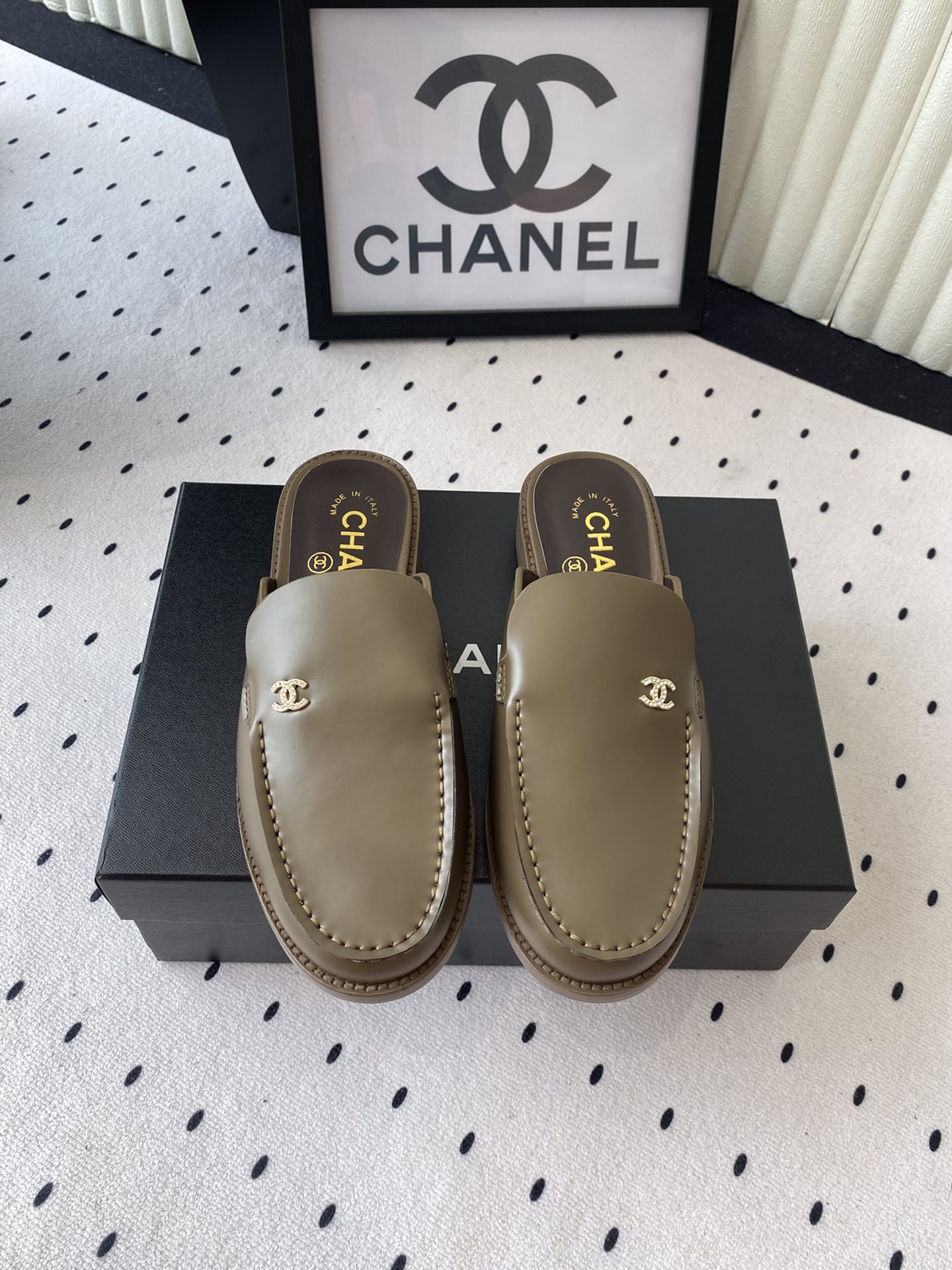NO:407297,Chanel's new early spring loafers. Loafer enthusiasts must not miss this style. This one is more neutral and handsome. The line feels very strong. The upper is imported calfskin. The inner foot pad is silk sheepskin. Italian imported cowhide. Size35-39 (customized on 40/41), semi-trail, chanel, loafers, cowhide, sheepskin.19860909Chanel早春新款乐福鞋 乐福鞋爱好者绝不能错过 这款气质上更中性帅气几分 线条感很足 鞋面采用进口小牛皮 内里垫脚采用丝绸羊皮 意大利进口牛皮大底 Size35-39（40/41定制）,半拖,chanel,loafers,cowhide,sheepskin,Women's Shoes