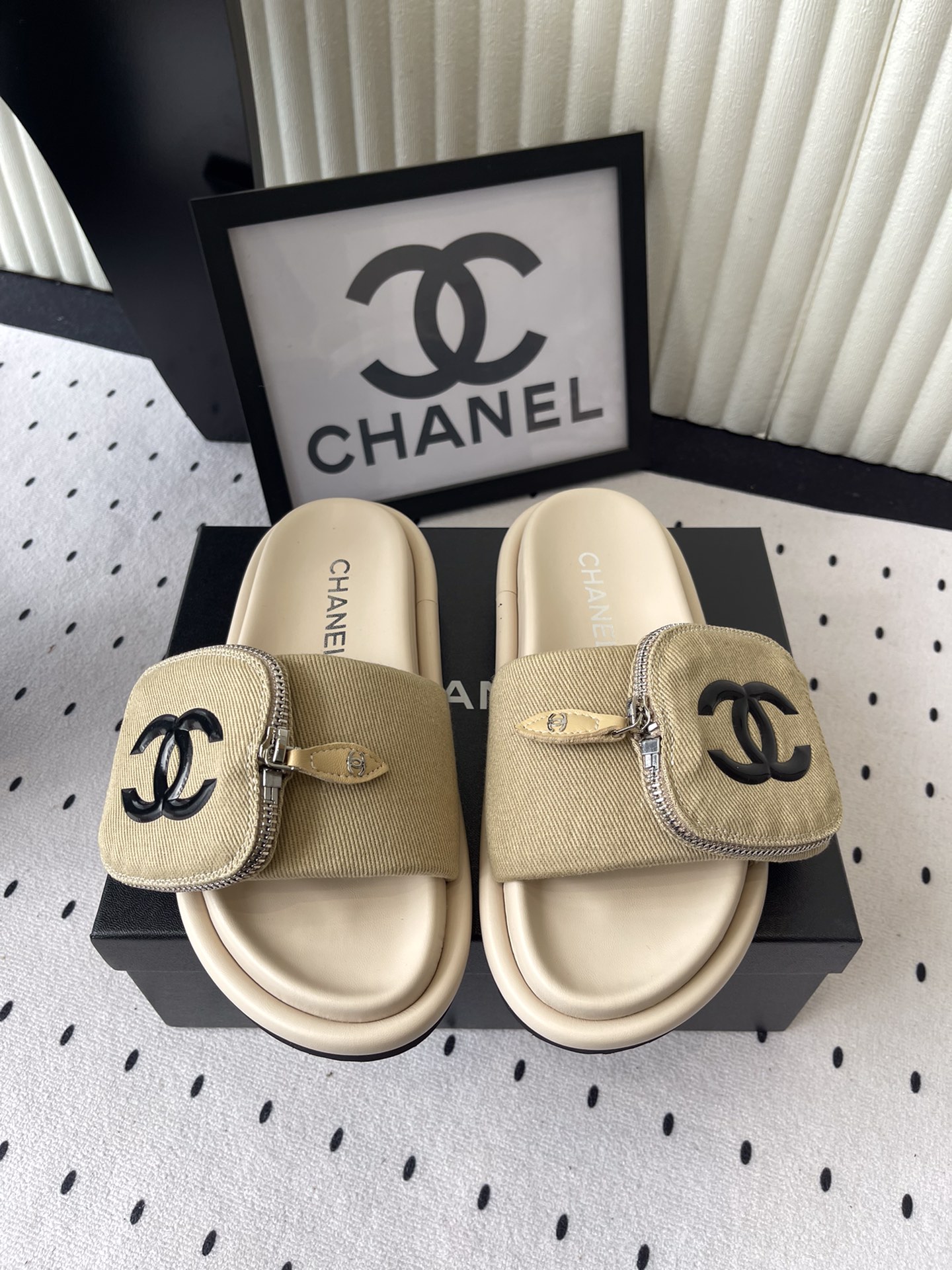 NO:407301,Chanel new Velcro denim bread slippers foamed sole material, excellent elasticity, extremely lightweight~ Super easy to wear~ Super good feeling of foot wrapping~ Comfortable and fashionable Material and craftsmanship Custom denim material Adjustable Velcro brand glue double 'C' logo leather label Exclusive mold opening ultralight foam rubber sole Size35-41 (40 41 custom made without return or exchange), slippers, chanel, slippers19860909Chanel 新款魔术贴牛仔面包拖鞋 发泡底材质,回弹性极佳,轻盈无比～ 超好穿～脚感包覆感超好～舒适又时髦 材质与工艺 定制牛仔布材质 可调节魔术贴 品牌滴胶双“C”logo皮革标签 独家开模超轻发泡橡胶底 Size35-41（40 41定做不退换）,拖鞋,chanel,slippers,Women's Shoes