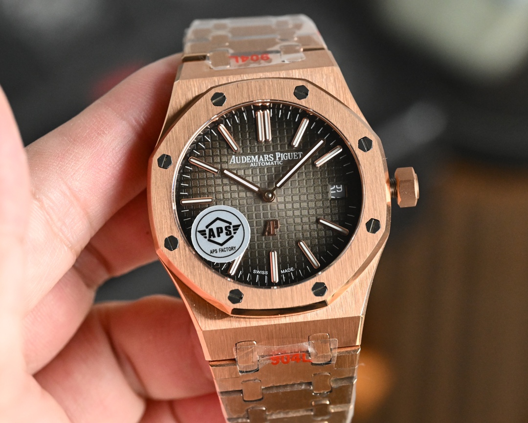 NO:393809,Produced by APS. Audemars Piguet 16202 series APS. Upgraded V2 version. Mechanical men's watch. It is equipped with a stable performance modified Cal.4302 movement. Super sapphire glass. More wear-resistant and scratch-resistant. Super luminous display. Each literal nail is made separately from imported Japan. The steel belt in Taiwan factory also undergoes multiple processes. Each steel belt is made of post-grinding and splicing, closer to the wrist and comfortable to wear. Each calendar is carefully set and the color is set separately. The bottom V2 version is all updated with the golden tumbler. The pursuit of fineness and precision is the same as the original. Each part is carefully compared with the diameter and the original. 41mm. Taiwan factory experience focuses on the strongest polishing steel king., audemars, gold19860909APS出品.爱彼16202系列 APS出品 升级V2版本 械男士腕表 搭载性能稳定的改Cal.4302机芯 超级蓝宝石玻璃 更加的耐磨防刮 超强夜光显示 每颗字面钉都是进口日本单独加工而成 台湾厂钢带也是经过多道工序 每粒钢带都是后期打磨拼接而成 更加贴近手腕 佩戴舒适 每个日历都是精心单独设置对版颜色 底陀V2版全部更新黄金陀片 追求细中求精个个部位都是精心对比直径跟原装一致41mm台湾厂经验专注最强打磨钢王,,audemars,gold,Watch