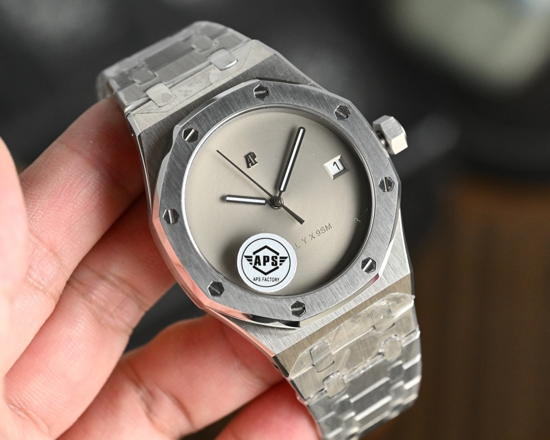 NO:393806,APS. ALYX co-branded upgraded V2 version. Mechanical men's watch equipped with stable performance modified Cal. movement. Super sapphire glass. More wear-resistant and scratch-resistant. Super luminous display. Each literal nail is made separately from imported Japan. The steel belt in Taiwan factory also undergoes multiple processes. Each steel belt is made from post-grinding and splicing, closer to the wrist and comfortable to wear. Each calendar is carefully set and the color is set separately. The bottom V2 version is all updated with the golden tuo pieces. The pursuit of fineness and precision is the same as the original. Each part is carefully compared with the diameter and the original. 41mm. Taiwan factory experience focuses on the strongest polishing steel king., gold19860909APS出品.ALYX联名 升级V2版本 械男士腕表 搭载性能稳定的改Cal.机芯 超级蓝宝石玻璃 更加的耐磨防刮 超强夜光显示 每颗字面钉都是进口日本单独加工而成 台湾厂钢带也是经过多道工序 每粒钢带都是后期打磨拼接而成 更加贴近手腕 佩戴舒适 每个日历都是精心单独设置对版颜色 底陀V2版全部更新黄金陀片 追求细中求精个个部位都是精心对比直径跟原装一致41mm台湾厂经验专注最强打磨钢王,,gold,Watch
