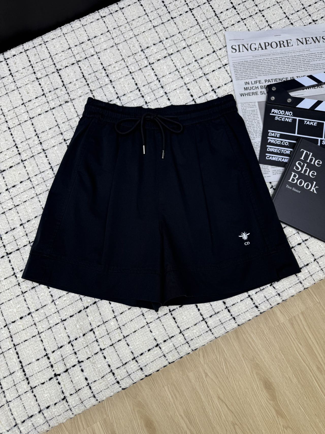 NO:421108,25ss Basic essential series of elastic shorts, huge and versatile, can be matched with casual T-shirts or elegant shirts. Wide-leg pants, more hidden flesh, side embroidered letter logo details The fabric is a relatively broad-minded cotton fabric. Four-color SML, shorts, shirts, tees, t-shirt, alexander wang1986090925ss 基础必备系列松紧系带短裤 巨巨百搭 不管是休闲T恤或者优雅衬衫都可以搭配 阔腿裤型 更加藏肉 侧边刺绣字母logo细节 面料是比较有挺阔感的棉质面料 四色SML,,shorts,shirts,tees，t-shirt,alexander wang,Women's clothing