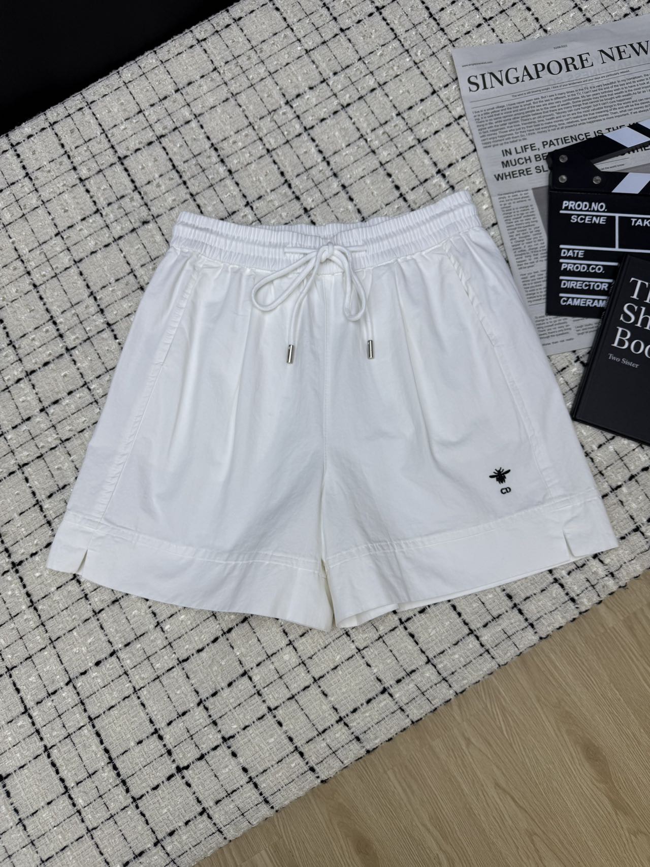 NO:421073,25ss Basic essential series of elastic shorts, huge and versatile, can be matched with casual T-shirts or elegant shirts. Wide-leg pants, more hidden flesh, side embroidered letter logo details The fabric is a relatively broad-minded cotton fabric. Four-color SML, shorts, shirts, tees, t-shirt, alexander wang1986090925ss 基础必备系列松紧系带短裤 巨巨百搭 不管是休闲T恤或者优雅衬衫都可以搭配 阔腿裤型 更加藏肉 侧边刺绣字母logo细节 面料是比较有挺阔感的棉质面料 四色SML,,shorts,shirts,tees，t-shirt,alexander wang,Women's clothing