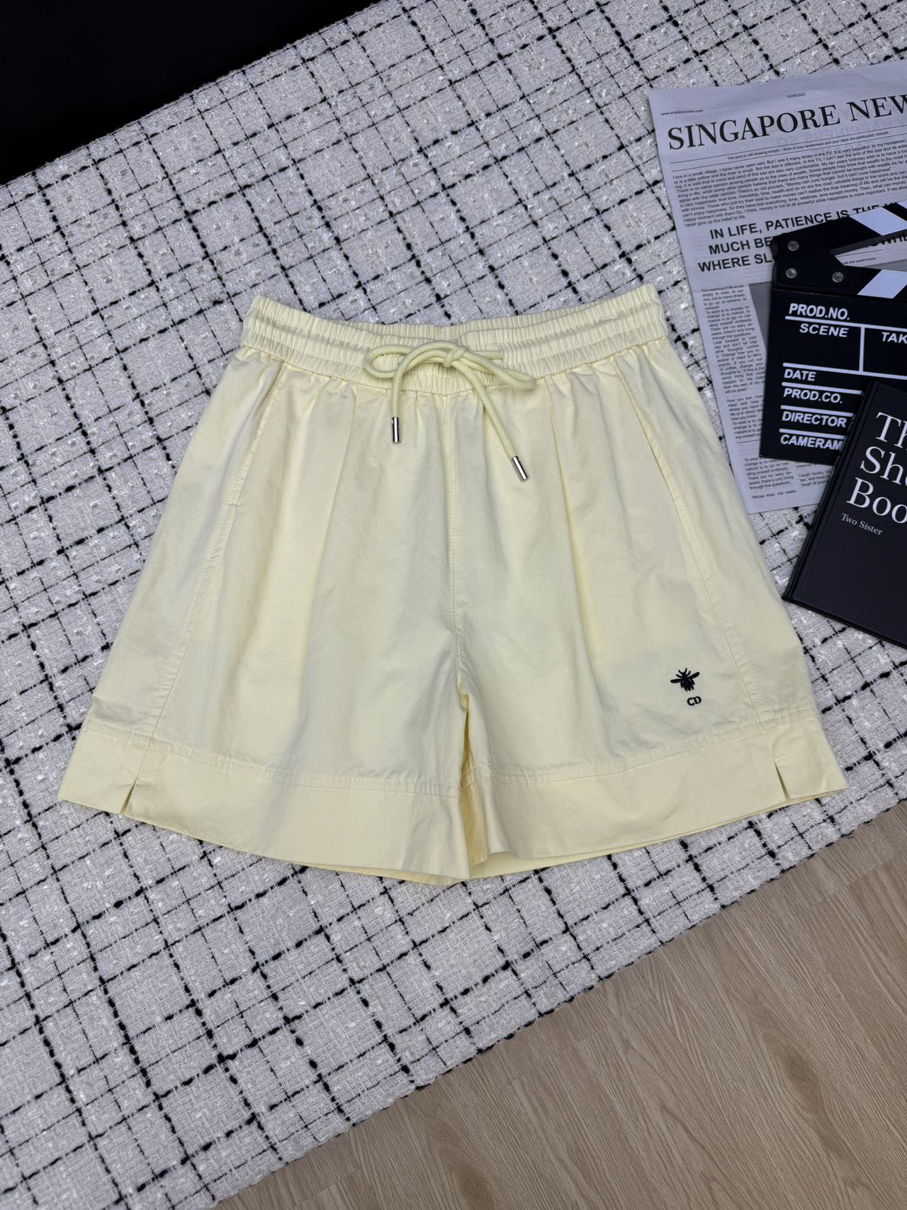 NO:421137,25ss Basic essential series of elastic shorts, huge and versatile, can be matched with casual T-shirts or elegant shirts. Wide-leg pants, more hidden flesh, side embroidered letter logo details The fabric is a relatively broad-minded cotton fabric. Four-color SML, shorts, shirts, tees, t-shirt, alexander wang1986090925ss 基础必备系列松紧系带短裤 巨巨百搭 不管是休闲T恤或者优雅衬衫都可以搭配 阔腿裤型 更加藏肉 侧边刺绣字母logo细节 面料是比较有挺阔感的棉质面料 四色SML,,shorts,shirts,tees，t-shirt,alexander wang,Women's clothing