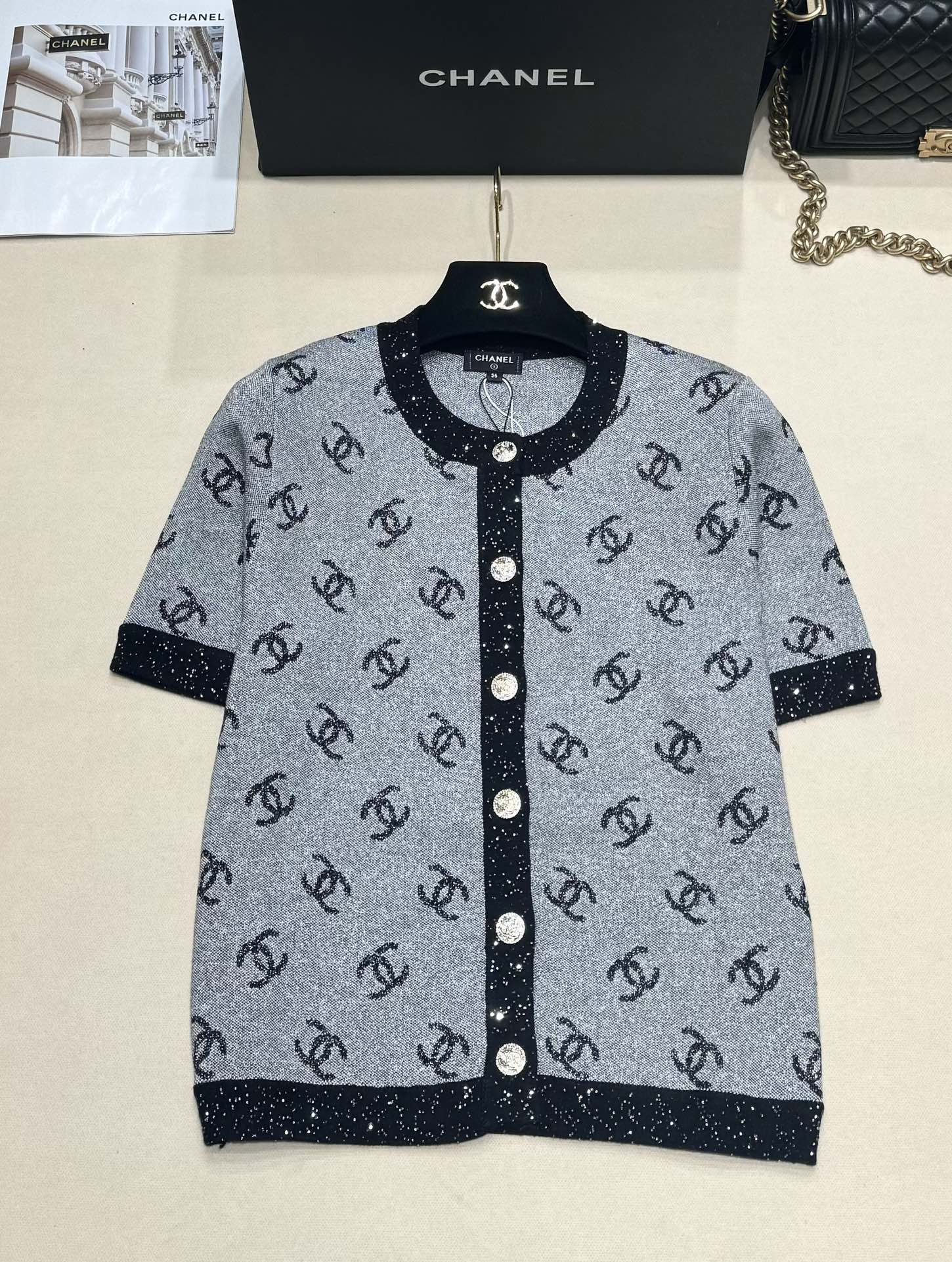 NO:442347,Chanel 25 medieval series, double C jacquard round neck knitted cardigan short sleeves, classic double C jacquard craftsmanship, three-dimensional and clear pattern, classic black and gray color matching, shiny embellishment with contrasting edges, high-quality metal buttons, essential white and rich beauty, SML, chanel, T-shirt, alexander wang19860909Chanel 25中古系列款 双C提花圆领针织开衫短袖 经典双C提花工艺精湛 图案立体清晰 黑灰配色经典又高级 撞色边缘的闪亮点缀 金属纽扣质感上乘 白富美必备 SML,,chanel,T-shirt,alexander wang,Women's clothing