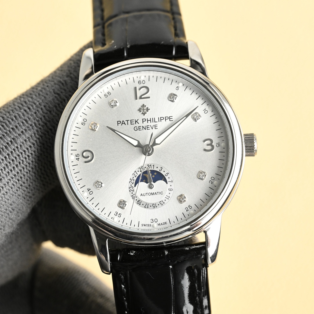 NO:337898,White Gold TW Patek Philippe PP Men's Boutique Watch! 1 adopts a new and complex multi-function watch for sun, moon and stars, super luminous. 2 is equipped with the original imported 2824-2 automatic winding mechanical movement, which combines month display, sun and moon phase display and other functions, super luminous, deep waterproof, adheres to Swiss watchmaking technology, all-steel nano-platinum watch technology, PVD furnace electroplating technology, French sapphire scratch-resistant mirror. 3 imported Italian calfskin with original buckles to create a top-level perfect product, size: 40*10mm, welcome to reprint, produced by TW, must be a boutique, patek philippe, cowhide19860909白 金 TW 百达翡丽 PP 男士精品腕表！ 1采用全新复杂日月星辰多功能腕表,超强夜光. 2搭载原装进口2824-2自动上链机械机芯,汇集月份显示,日月相显示等功能于一身,超強夜光,深度防水,秉承瑞士制表工艺,全钢镀纳米铂金表技术,PVD炉内电镀工艺,法国蓝宝石防刮镜面. 3进口意大利小牛皮搭配原装扣,打造出顶级完美产品,尺寸:40*10mm,欢迎转载,TW出品,必属精品,,patek philippe,cowhide,Watch