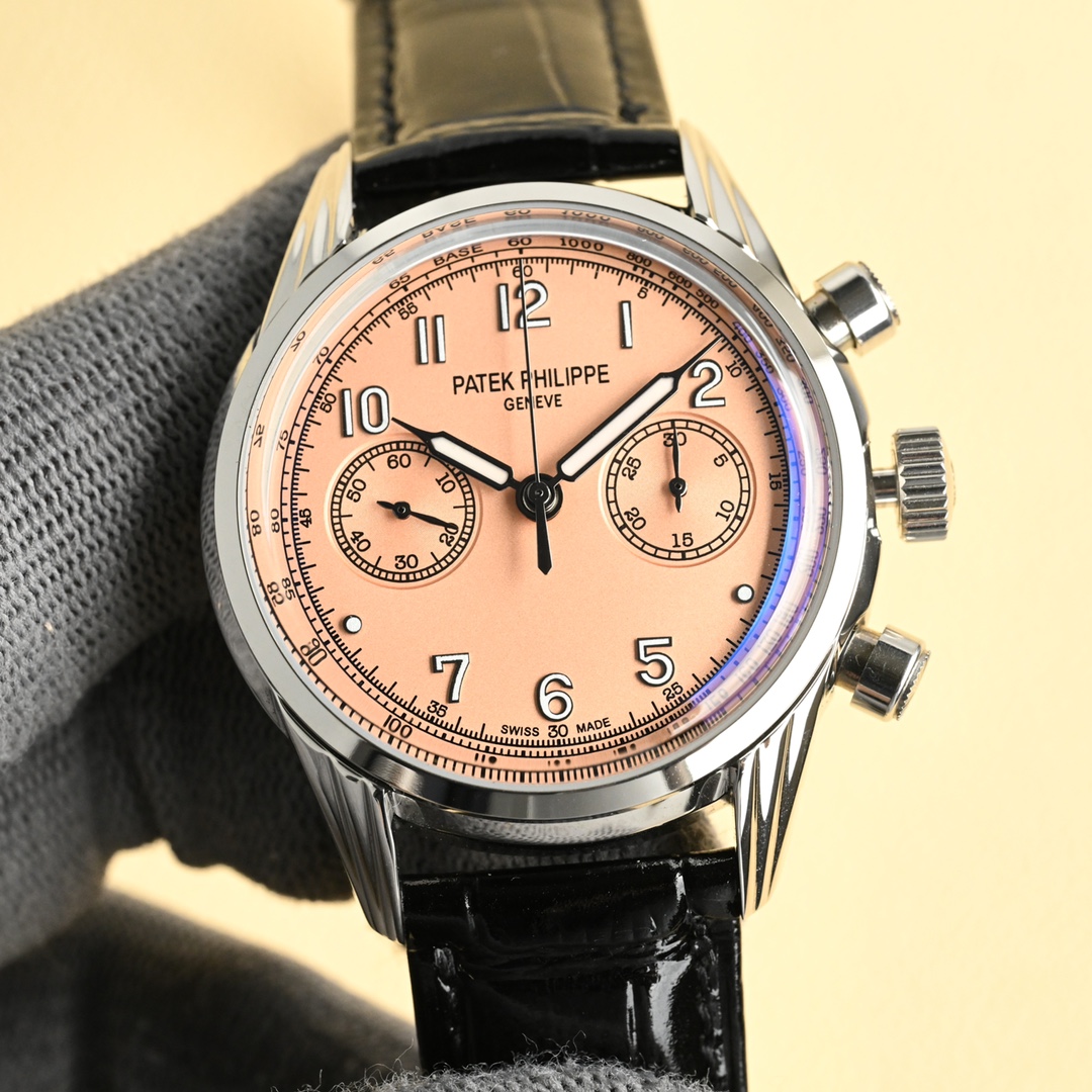NO:337906,Unified TW [Patek Philippe] PP Complex Function Chronograph Series 5172G-001 1 Launched a new model equipped with [Denim Blue Dial], injecting retro temperament into the watch, and is favored by high-quality mechanical hour hand enthusiasts. 2 Coal gray gold three-dimensional fonts covered with fluorescent coating, accurate distance scale. 316 fine rigid material, the three-layer lug design unique personality, bringing a completely different visual enjoyment. The lugs and case can be seen from the side, and the lugs show an elegant curve, which is in line with ergonomic settings, sapphire glass, waterproof coefficient 30 meters, diameter 41 mm, equipped with a 7750 chronograph movement, accurate time travel. 3 imported Italian calfskin, blue dial with pp blue calf strap, original imported folding buckle, which is perfect, welcome to reprint.,,patek  philippe,cowhide19860909统一 TW【百达翡丽】PP 复杂功能计时系列5172G-001 1推出配备【牛仔蓝色表盘】的全新表款,为腕表注入复古气质,备受高品质机械时针爱好者青睐. 2覆荧光涂层的炭灰色金质立体字块,准距仪刻度.316精刚材质,三层表耳的设计独特个性,带来完全不一样的视觉享受,从侧面可见表耳和表壳连接自然流畅,表耳呈现出优雅的弧度,符合人体工程学设定,蓝宝石玻璃,防水系数30米,直径41毫米,搭载7750计时机芯,走时精准. 3进口意大利小牛皮,蓝色表盘搭配pp蓝色牛皮表带,原装进口折叠式表扣,堪称完美,欢迎转载.,,patek philippe,cowhide,Watch
