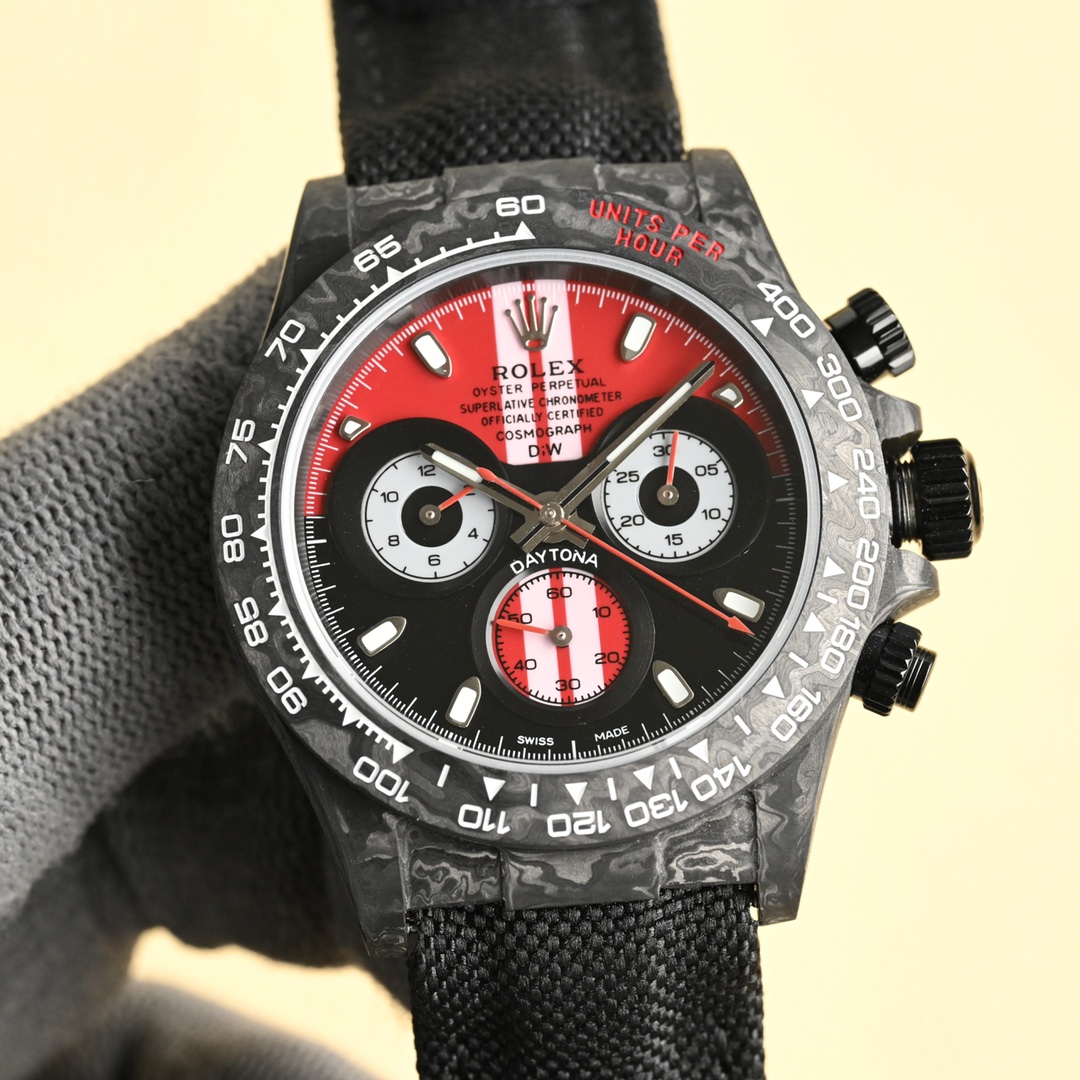 NO:337933,Unified HEH carbon fiber Diw modified custom version ① Dandong movement, hollow 4802 movement The diameter of the watch is 40MM, the same size as the ordinary Ditona. The whole watch weighs about 50 grams, ③ The case is made of imported composite carbon fiber material, and the carbon fiber is a new material, with a color that is never out of date black and white, yellow, and the overall pattern is very elegant and luxurious. The carbon fiber is soft on the outside and hard on the inside, the mass is lighter than metal aluminum, but the strength is higher than steel, and it is corrosion-resistant. The case texture is varied, and each carbon fiber watch will show different patterns due to different cutting methods, becoming a unique existence. ④ The strap is a Velcro design, with imported nylon on the front, cowhide on the back, and the buckle is also carbon fiber.,, cowhide19860909统一 HEH碳纤维Diw改装定制版 ①机芯丹东机芯,镂空4802机芯 腕表直径为40MM,和普通的迪通拿尺寸都一样.整表重约50克, ③表壳整体采用进口复合碳纤维材质,碳钎维材质是一种新型材料,颜色为永不过时的黑色和白色,黄色,整体的纹路十分典雅、奢华.碳纤维外柔内刚,质量比金属铝轻,强度却高于钢铁,并且具有耐腐蚀.表壳纹理多变,并且每一枚碳纤维腕表会因切割方式有别而展现出不同的纹路,成为独一无二的存在. ④表带是魔术贴的设计,正面进口尼龙材质,背面牛皮材质,表扣材质同样为碳纤维.,,cowhide,Watch
