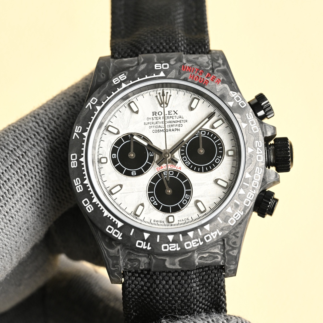 NO:337946,Unified stone surface HEH carbon fiber Diw modified custom version ① Dandong movement, hollow 4802 movement The diameter of the watch is 40MM, the same size as the ordinary Ditona. The whole watch weighs about 50 grams, ③ The overall case is made of imported composite carbon fiber material, and the carbon brazing material is a new material, with a color that is never outdated black and white, yellow, and the overall pattern is very elegant and luxurious. The carbon fiber is soft on the outside and hard on the inside, the mass is lighter than metal aluminum, but the strength is higher than steel, and it is corrosion-resistant. The case texture is varied, and each carbon fiber watch will show different patterns due to different cutting methods, becoming a unique existence. ④ The strap is a Velcro design, imported nylon on the front, cowhide on the back, and the buckle is also carbon fiber.,, cowhide19860909统一 损石面 HEH碳纤维Diw改装定制版 ①机芯丹东机芯,镂空4802机芯 腕表直径为40MM,和普通的迪通拿尺寸都一样.整表重约50克, ③表壳整体采用进口复合碳纤维材质,碳钎维材质是一种新型材料,颜色为永不过时的黑色和白色,黄色,整体的纹路十分典雅、奢华.碳纤维外柔内刚,质量比金属铝轻,强度却高于钢铁,并且具有耐腐蚀.表壳纹理多变,并且每一枚碳纤维腕表会因切割方式有别而展现出不同的纹路,成为独一无二的存在. ④表带是魔术贴的设计,正面进口尼龙材质,背面牛皮材质,表扣材质同样为碳纤维.,,cowhide,Watch