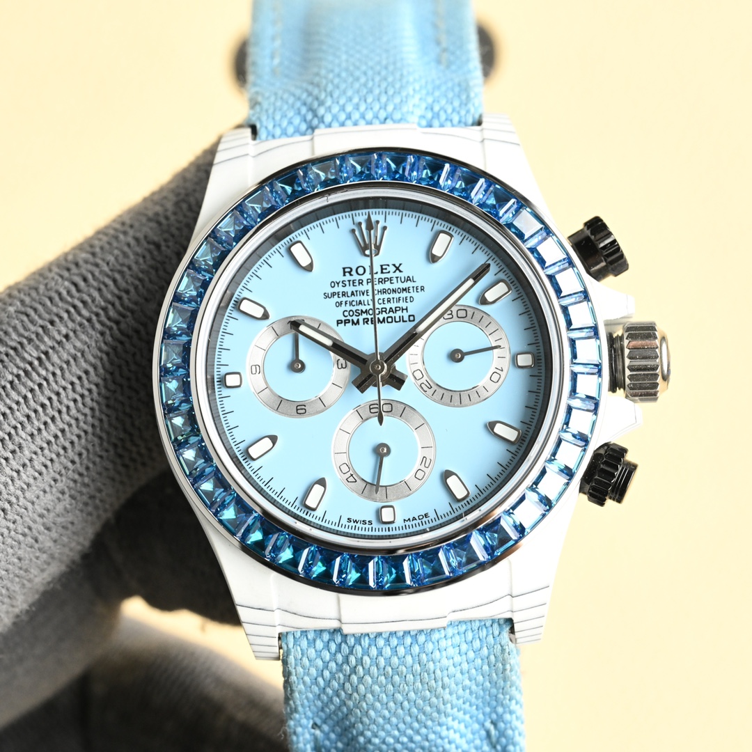 NO:337959,Unified HEH carbon fiber Diw modified custom version ① movement Dandong 4130 movement, hollow 4802 movement The diameter of the watch is 40MM, the same size as the ordinary Ditona. The whole watch weighs about 50 grams, ③ The overall case is made of imported composite carbon fiber material, and the carbon fiber is a new material, with a color that is never outdated by time black and white, yellow, and the overall pattern is very elegant and luxurious. The carbon fiber is soft on the outside and hard on the inside, the mass is lighter than metal aluminum, but the strength is higher than steel, and it is corrosion-resistant. The case texture is varied, and each carbon fiber watch will show different patterns due to different cutting methods, becoming a unique existence. ④ The strap is a Velcro design, imported nylon on the front, cowhide on the back, and the buckle is also carbon fiber.,, cowhide19860909统一 HEH碳纤维Diw改装定制版 ①机芯丹东4130机芯,镂空4802机芯 腕表直径为40MM,和普通的迪通拿尺寸都一样.整表重约50克, ③表壳整体采用进口复合碳纤维材质,碳钎维材质是一种新型材料,颜色为永不过时的黑色和白色,黄色,整体的纹路十分典雅、奢华.碳纤维外柔内刚,质量比金属铝轻,强度却高于钢铁,并且具有耐腐蚀.表壳纹理多变,并且每一枚碳纤维腕表会因切割方式有别而展现出不同的纹路,成为独一无二的存在. ④表带是魔术贴的设计,正面进口尼龙材质,背面牛皮材质,表扣材质同样为碳纤维.,,cowhide,Watch