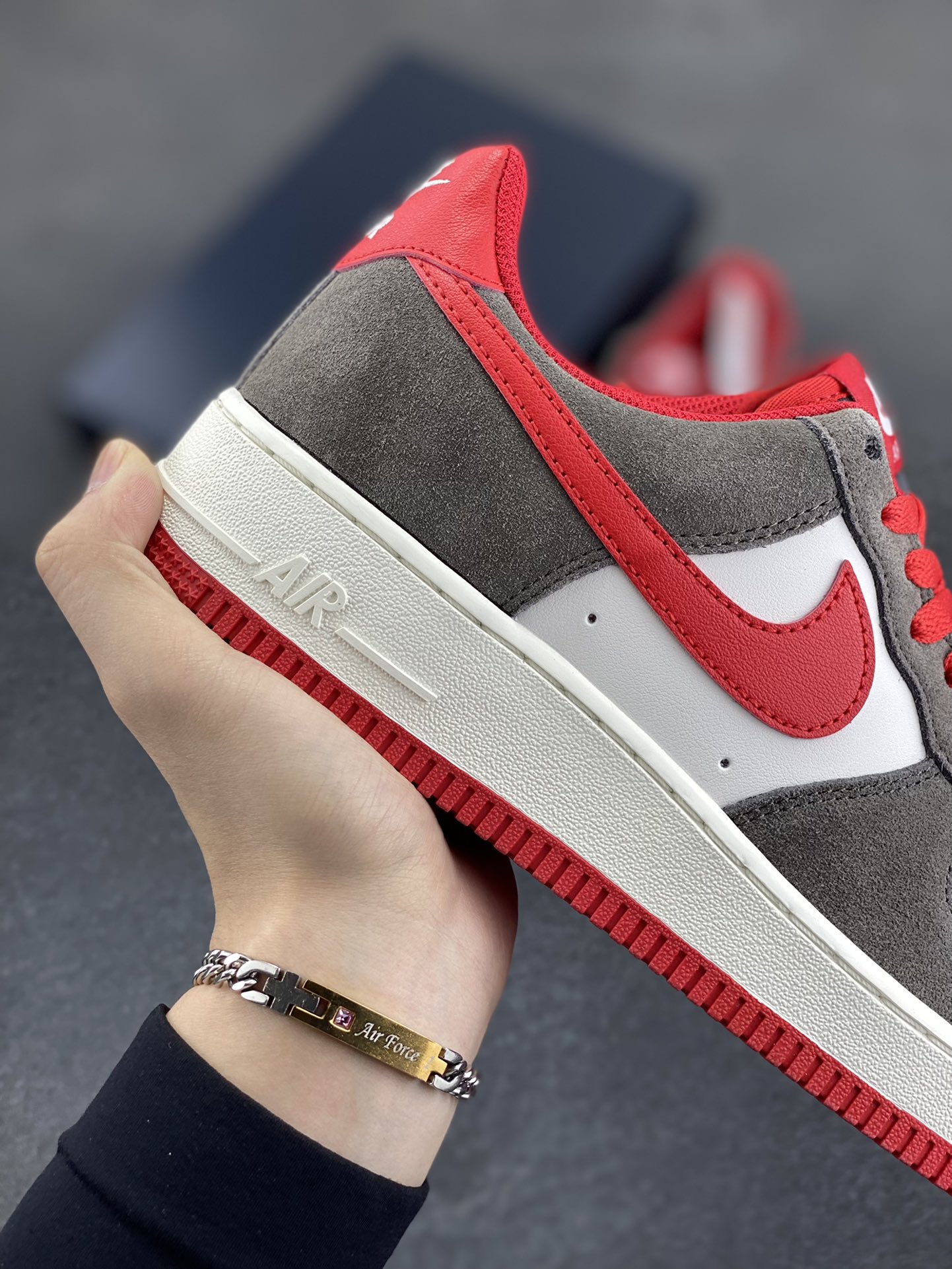 图片[6]-Nike Air Force 1 Low 灰白红 原楦头原纸板 打造纯正空军版型 专注外贸渠道 全掌内置蜂窝气垫 原盒配件 原厂中底钢印、拉帮完美 货号：FQ8714-201 尺码：36 36.5 37.5 38 38.5 39 40 40.5 41 42 42.5 43 44 44.5 45-选品中心