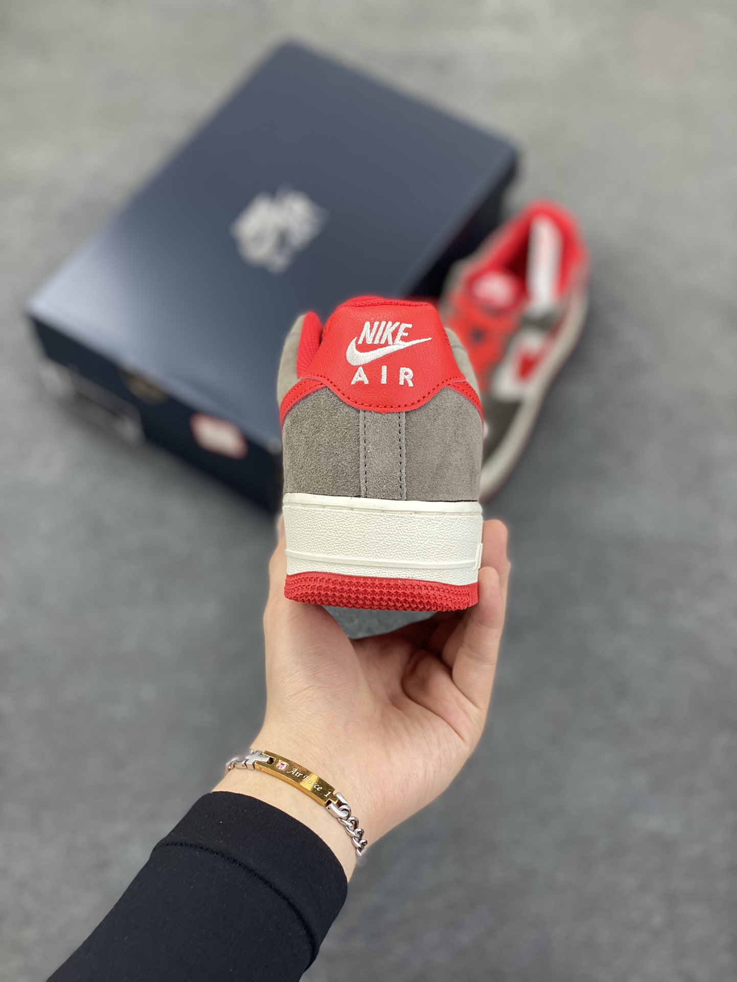 图片[4]-Nike Air Force 1 Low 灰白红 原楦头原纸板 打造纯正空军版型 专注外贸渠道 全掌内置蜂窝气垫 原盒配件 原厂中底钢印、拉帮完美 货号：FQ8714-201 尺码：36 36.5 37.5 38 38.5 39 40 40.5 41 42 42.5 43 44 44.5 45-选品中心