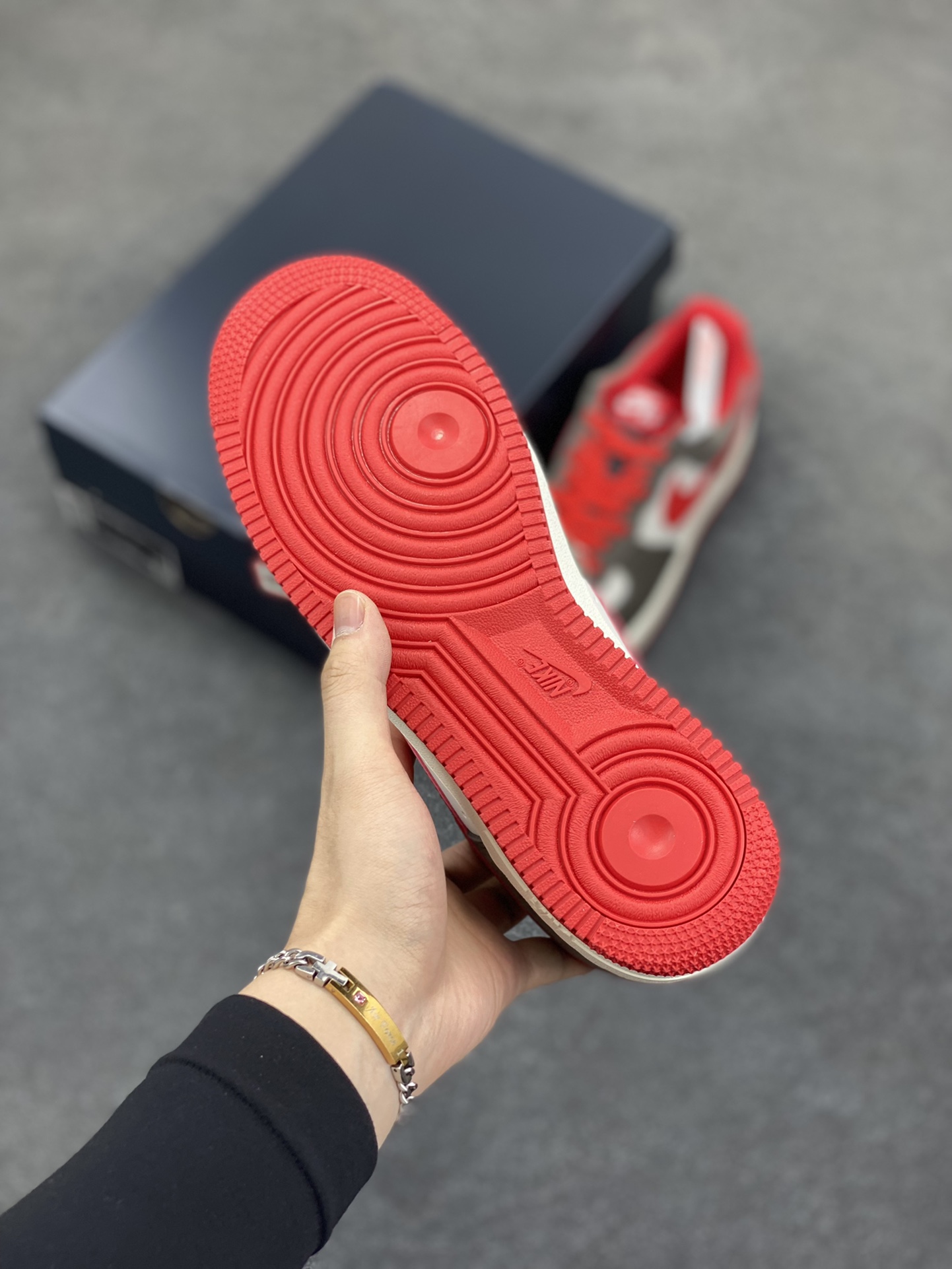 图片[5]-Nike Air Force 1 Low 灰白红 原楦头原纸板 打造纯正空军版型 专注外贸渠道 全掌内置蜂窝气垫 原盒配件 原厂中底钢印、拉帮完美 货号：FQ8714-201 尺码：36 36.5 37.5 38 38.5 39 40 40.5 41 42 42.5 43 44 44.5 45-选品中心