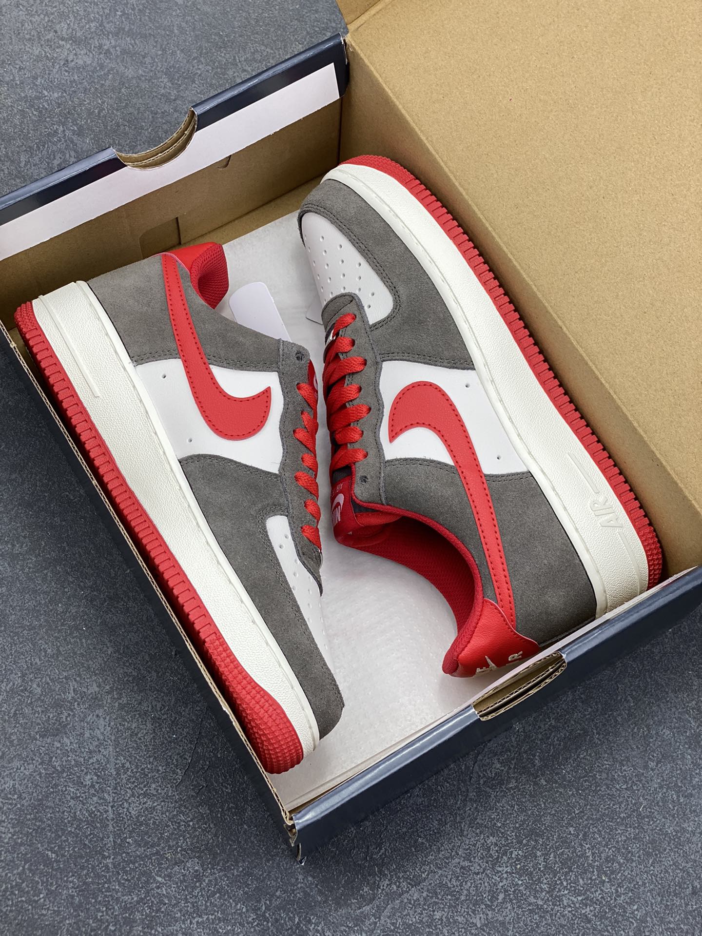 图片[9]-Nike Air Force 1 Low 灰白红 原楦头原纸板 打造纯正空军版型 专注外贸渠道 全掌内置蜂窝气垫 原盒配件 原厂中底钢印、拉帮完美 货号：FQ8714-201 尺码：36 36.5 37.5 38 38.5 39 40 40.5 41 42 42.5 43 44 44.5 45-选品中心