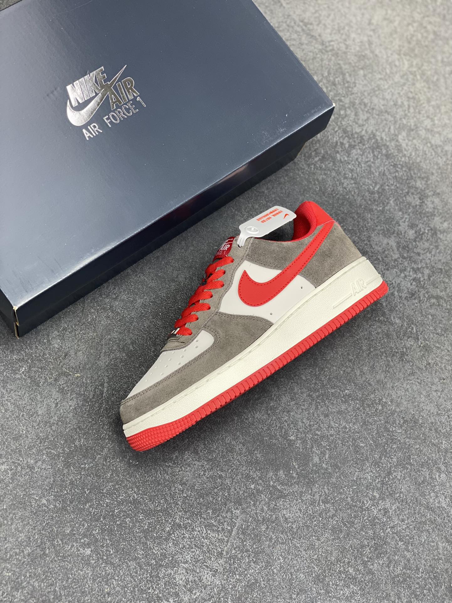 图片[7]-Nike Air Force 1 Low 灰白红 原楦头原纸板 打造纯正空军版型 专注外贸渠道 全掌内置蜂窝气垫 原盒配件 原厂中底钢印、拉帮完美 货号：FQ8714-201 尺码：36 36.5 37.5 38 38.5 39 40 40.5 41 42 42.5 43 44 44.5 45-选品中心