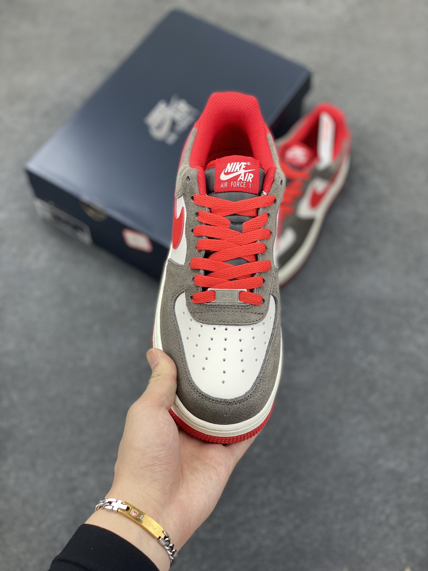 图片[2]-Nike Air Force 1 Low 灰白红 原楦头原纸板 打造纯正空军版型 专注外贸渠道 全掌内置蜂窝气垫 原盒配件 原厂中底钢印、拉帮完美 货号：FQ8714-201 尺码：36 36.5 37.5 38 38.5 39 40 40.5 41 42 42.5 43 44 44.5 45-选品中心