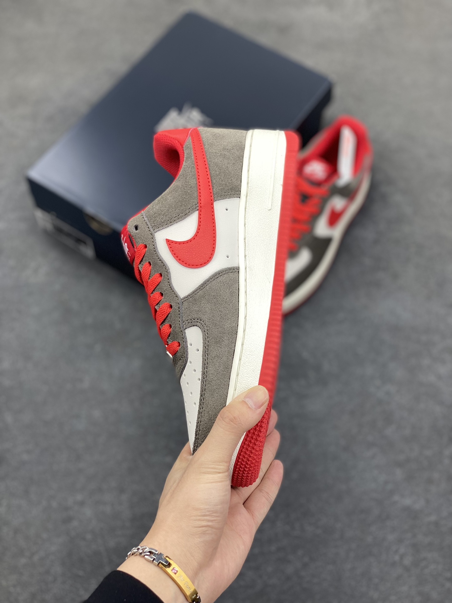 图片[3]-Nike Air Force 1 Low 灰白红 原楦头原纸板 打造纯正空军版型 专注外贸渠道 全掌内置蜂窝气垫 原盒配件 原厂中底钢印、拉帮完美 货号：FQ8714-201 尺码：36 36.5 37.5 38 38.5 39 40 40.5 41 42 42.5 43 44 44.5 45-选品中心