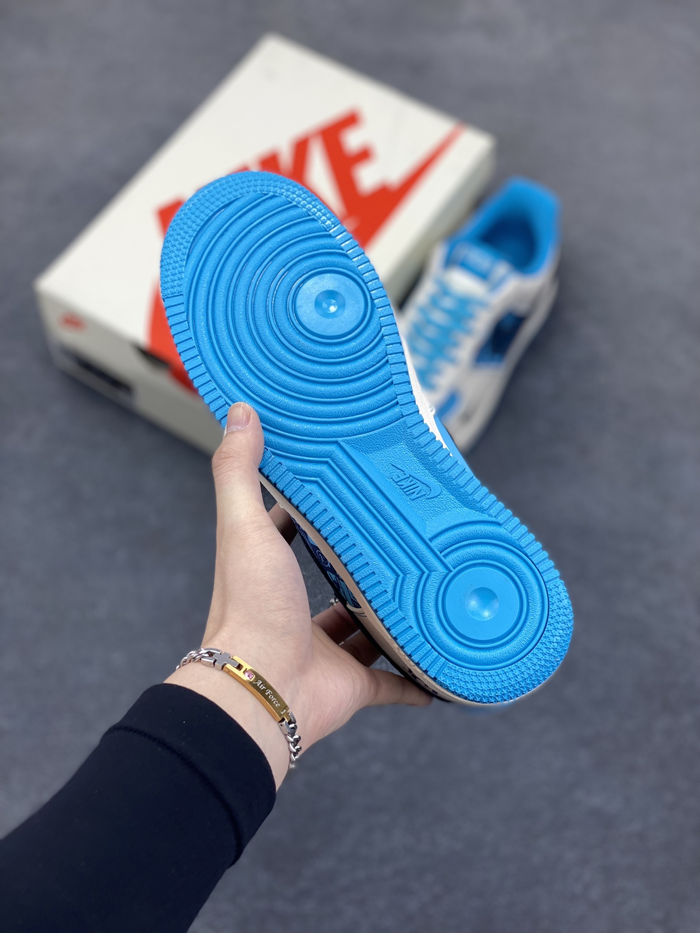 图片[5]-NIke Air Force 1 \’07 Low “迪奥联名——石蕊蓝”空军一号 低帮 运动鞋 休闲鞋 折边针车 工艺难度大 原楦头原纸板 原装鞋盒 定制五金配件 内置全掌气垫 原厂鞋底 货号：KK1988-088 尺码：36 36.5 37.5 38 38.5 39 40 40.5 41 42 42.5 43 44 44.5 45-选品中心