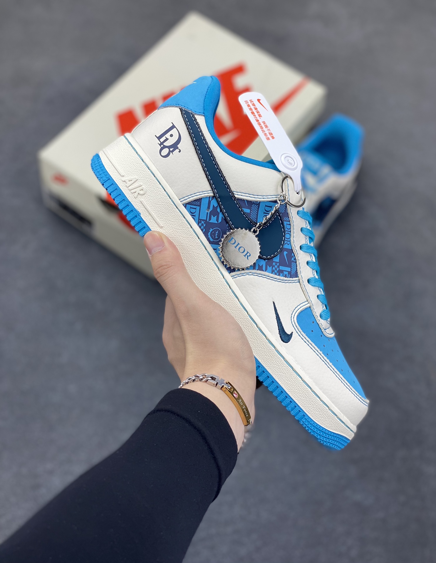 NIke Air Force 1 \’07 Low “迪奥联名——石蕊蓝”空军一号 低帮 运动鞋 休闲鞋 折边针车 工艺难度大 原楦头原纸板 原装鞋盒 定制五金配件 内置全掌气垫 原厂鞋底 货号:KK1988-088 尺码:36 36.5 37.5 38 38.5 39 40 40.5 41 42 42.5 43 44 44.5 45-选品中心
