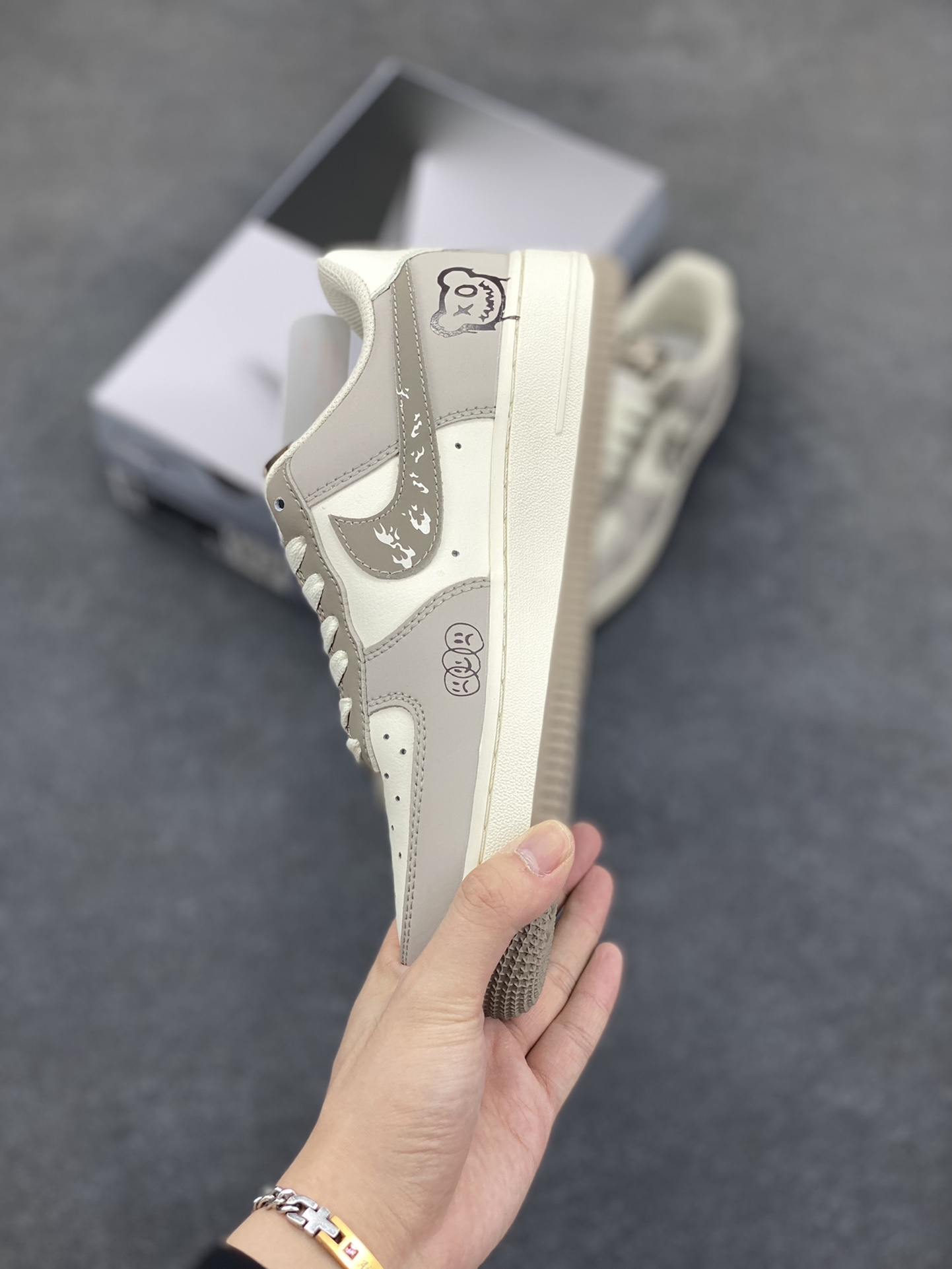 图片[3]-“笑脸熊”Nike Air Force 1 “Smiling Bear”空军一号定制低帮板鞋 在社交平台爆火的笑脸熊，是一只模样憨态可掬的治愈萌物。它全身毛茸茸的，毛色或棕或白，圆滚滚的脸蛋上，两颗黑豆般的眼睛闪烁着灵动光芒 ，肉嘟嘟的小鼻子俏皮又可爱。最标志性的，是它嘴角永远上扬，挂着灿烂温暖的微笑，仿佛世间烦恼都与它无关 货号：DB3301-881 尺码：36 36.5 37.5 38 38.5 39 40 40.5 41 42 42.5 43 44 44.5 45-选品中心