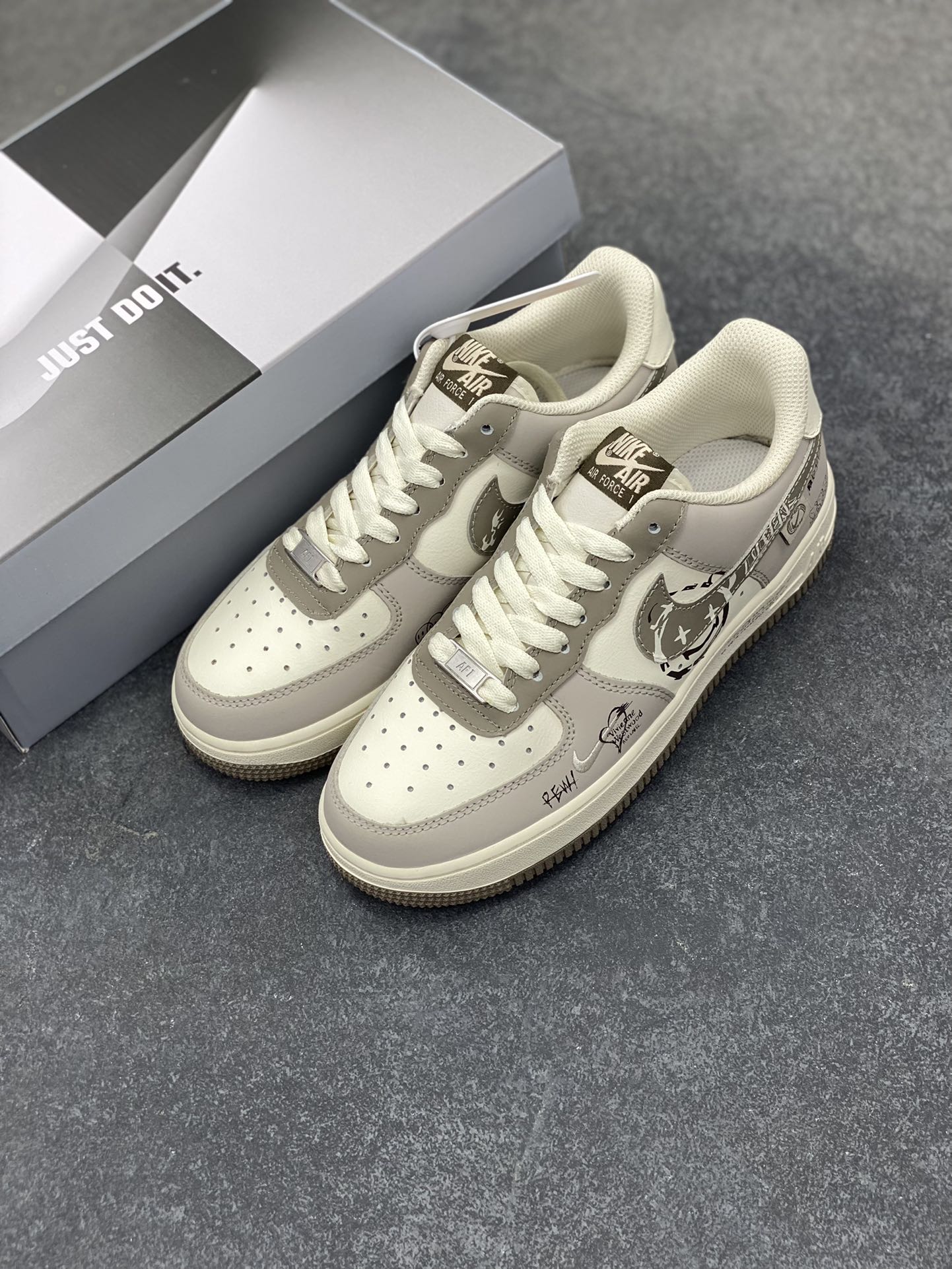 图片[8]-“笑脸熊”Nike Air Force 1 “Smiling Bear”空军一号定制低帮板鞋 在社交平台爆火的笑脸熊，是一只模样憨态可掬的治愈萌物。它全身毛茸茸的，毛色或棕或白，圆滚滚的脸蛋上，两颗黑豆般的眼睛闪烁着灵动光芒 ，肉嘟嘟的小鼻子俏皮又可爱。最标志性的，是它嘴角永远上扬，挂着灿烂温暖的微笑，仿佛世间烦恼都与它无关 货号：DB3301-881 尺码：36 36.5 37.5 38 38.5 39 40 40.5 41 42 42.5 43 44 44.5 45-选品中心