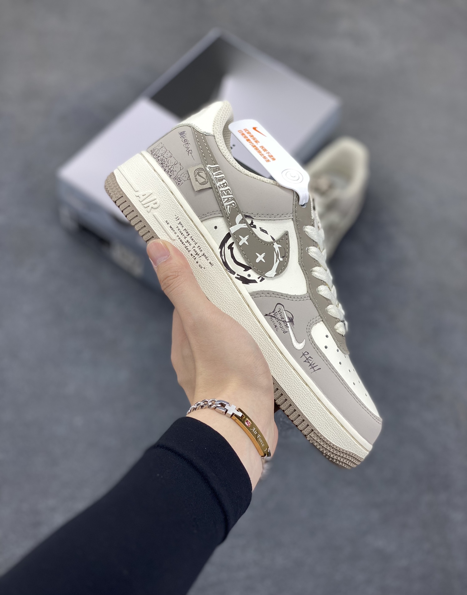 “笑脸熊”Nike Air Force 1 “Smiling Bear”空军一号定制低帮板鞋 在社交平台爆火的笑脸熊，是一只模样憨态可掬的治愈萌物。它全身毛茸茸的，毛色或棕或白，圆滚滚的脸蛋上，两颗黑豆般的眼睛闪烁着灵动光芒 ，肉嘟嘟的小鼻子俏皮又可爱。最标志性的，是它嘴角永远上扬，挂着灿烂温暖的微笑，仿佛世间烦恼都与它无关 货号：DB3301-881 尺码：36 36.5 37.5 38 38.5 39 40 40.5 41 42 42.5 43 44 44.5 45-选品中心