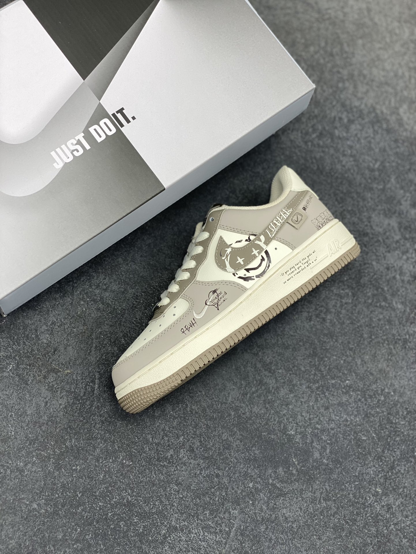 图片[7]-“笑脸熊”Nike Air Force 1 “Smiling Bear”空军一号定制低帮板鞋 在社交平台爆火的笑脸熊，是一只模样憨态可掬的治愈萌物。它全身毛茸茸的，毛色或棕或白，圆滚滚的脸蛋上，两颗黑豆般的眼睛闪烁着灵动光芒 ，肉嘟嘟的小鼻子俏皮又可爱。最标志性的，是它嘴角永远上扬，挂着灿烂温暖的微笑，仿佛世间烦恼都与它无关 货号：DB3301-881 尺码：36 36.5 37.5 38 38.5 39 40 40.5 41 42 42.5 43 44 44.5 45-选品中心