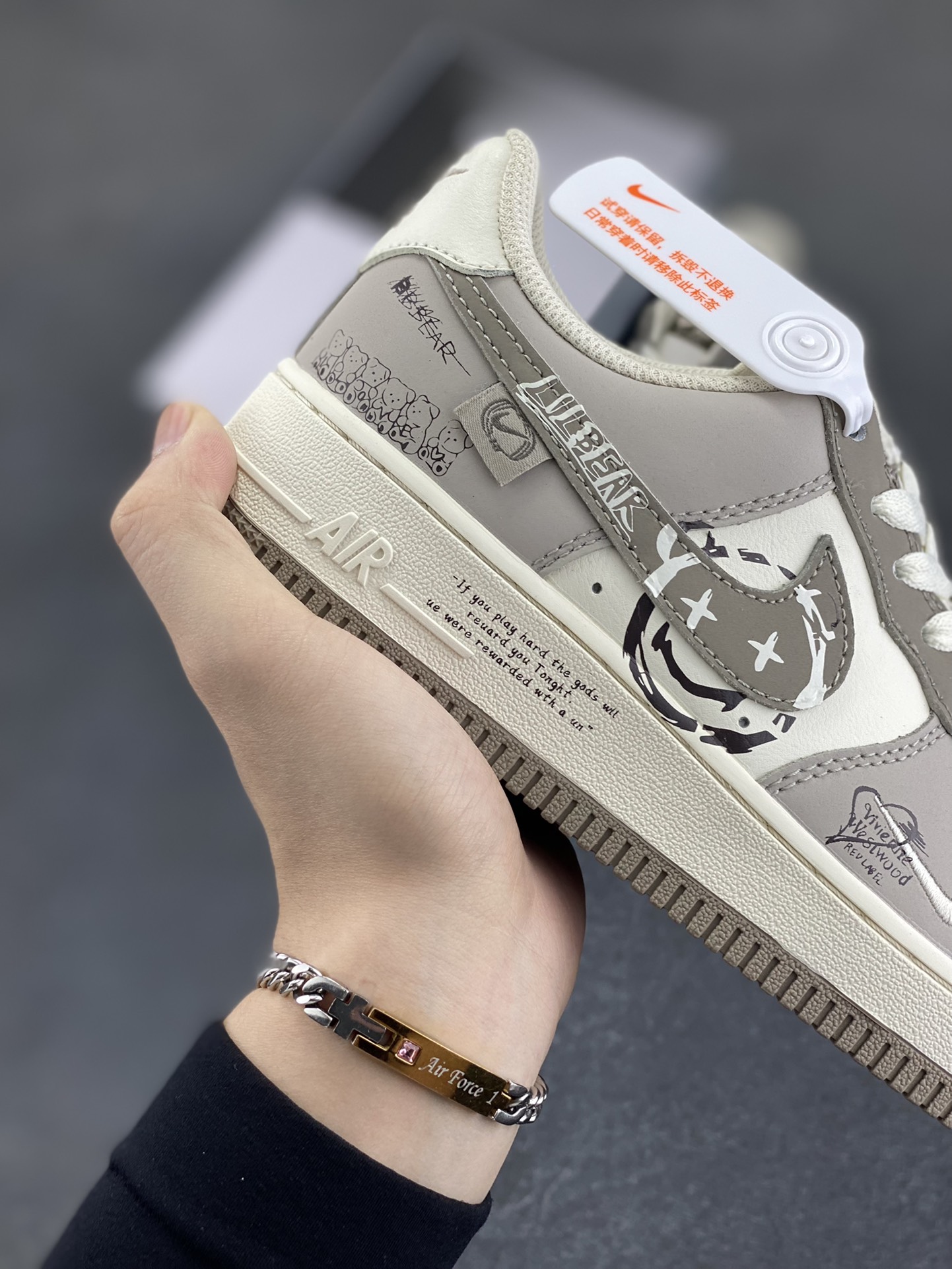 图片[6]-“笑脸熊”Nike Air Force 1 “Smiling Bear”空军一号定制低帮板鞋 在社交平台爆火的笑脸熊，是一只模样憨态可掬的治愈萌物。它全身毛茸茸的，毛色或棕或白，圆滚滚的脸蛋上，两颗黑豆般的眼睛闪烁着灵动光芒 ，肉嘟嘟的小鼻子俏皮又可爱。最标志性的，是它嘴角永远上扬，挂着灿烂温暖的微笑，仿佛世间烦恼都与它无关 货号：DB3301-881 尺码：36 36.5 37.5 38 38.5 39 40 40.5 41 42 42.5 43 44 44.5 45-选品中心