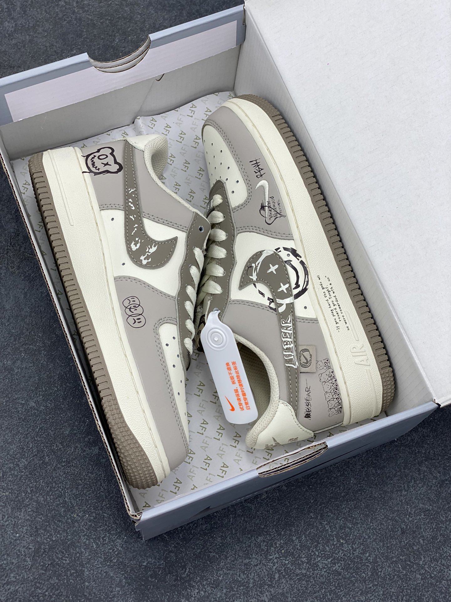 图片[9]-“笑脸熊”Nike Air Force 1 “Smiling Bear”空军一号定制低帮板鞋 在社交平台爆火的笑脸熊，是一只模样憨态可掬的治愈萌物。它全身毛茸茸的，毛色或棕或白，圆滚滚的脸蛋上，两颗黑豆般的眼睛闪烁着灵动光芒 ，肉嘟嘟的小鼻子俏皮又可爱。最标志性的，是它嘴角永远上扬，挂着灿烂温暖的微笑，仿佛世间烦恼都与它无关 货号：DB3301-881 尺码：36 36.5 37.5 38 38.5 39 40 40.5 41 42 42.5 43 44 44.5 45-选品中心
