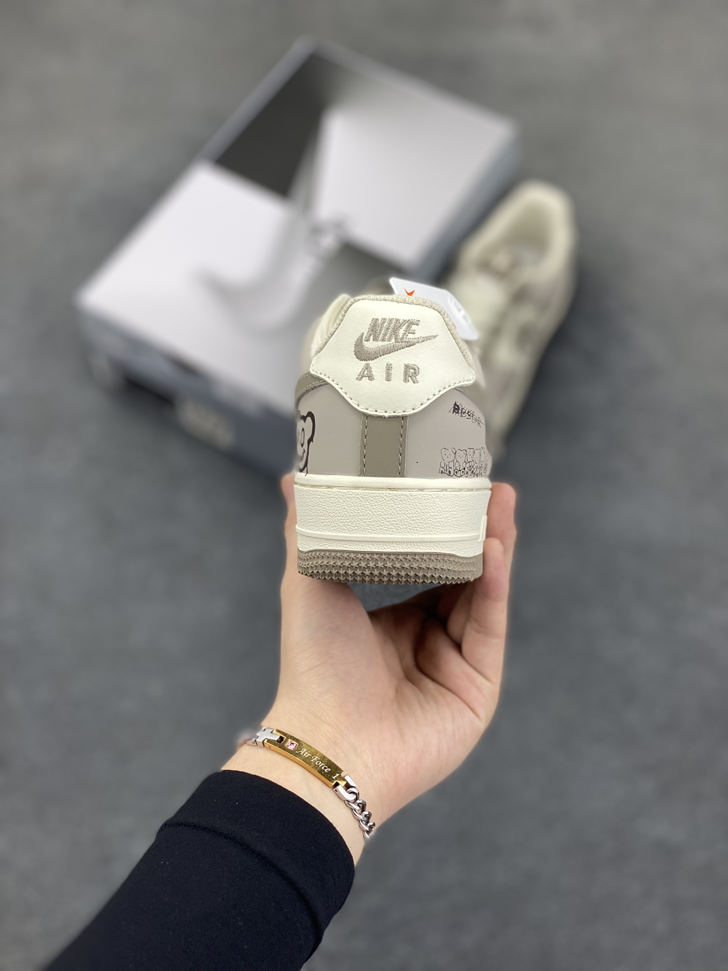 图片[4]-“笑脸熊”Nike Air Force 1 “Smiling Bear”空军一号定制低帮板鞋 在社交平台爆火的笑脸熊，是一只模样憨态可掬的治愈萌物。它全身毛茸茸的，毛色或棕或白，圆滚滚的脸蛋上，两颗黑豆般的眼睛闪烁着灵动光芒 ，肉嘟嘟的小鼻子俏皮又可爱。最标志性的，是它嘴角永远上扬，挂着灿烂温暖的微笑，仿佛世间烦恼都与它无关 货号：DB3301-881 尺码：36 36.5 37.5 38 38.5 39 40 40.5 41 42 42.5 43 44 44.5 45-选品中心
