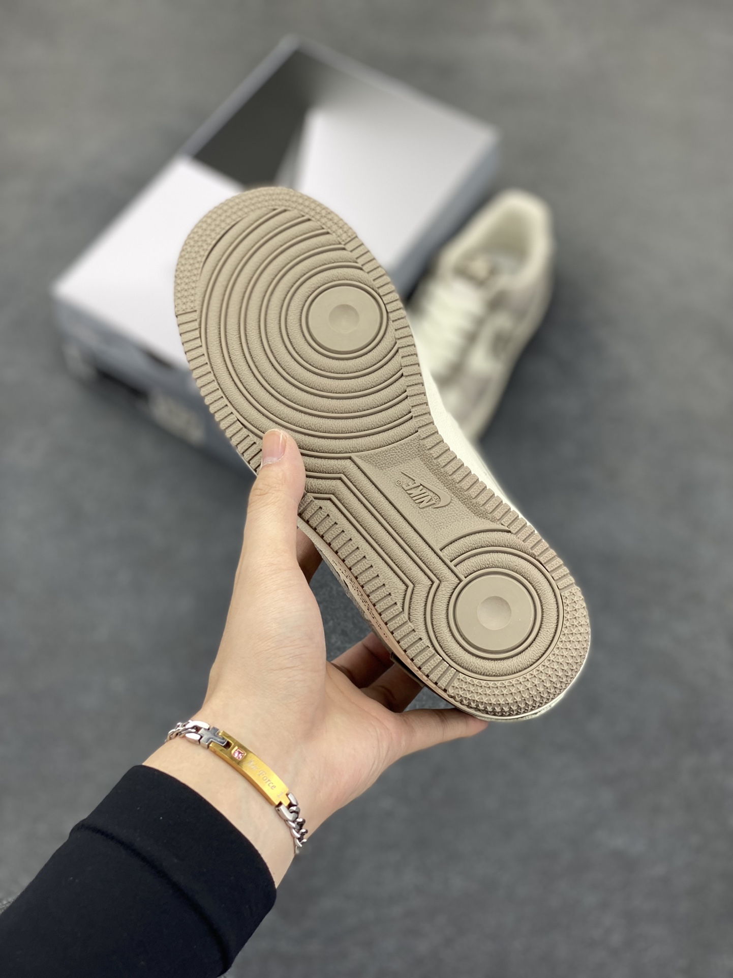 图片[5]-“笑脸熊”Nike Air Force 1 “Smiling Bear”空军一号定制低帮板鞋 在社交平台爆火的笑脸熊，是一只模样憨态可掬的治愈萌物。它全身毛茸茸的，毛色或棕或白，圆滚滚的脸蛋上，两颗黑豆般的眼睛闪烁着灵动光芒 ，肉嘟嘟的小鼻子俏皮又可爱。最标志性的，是它嘴角永远上扬，挂着灿烂温暖的微笑，仿佛世间烦恼都与它无关 货号：DB3301-881 尺码：36 36.5 37.5 38 38.5 39 40 40.5 41 42 42.5 43 44 44.5 45-选品中心