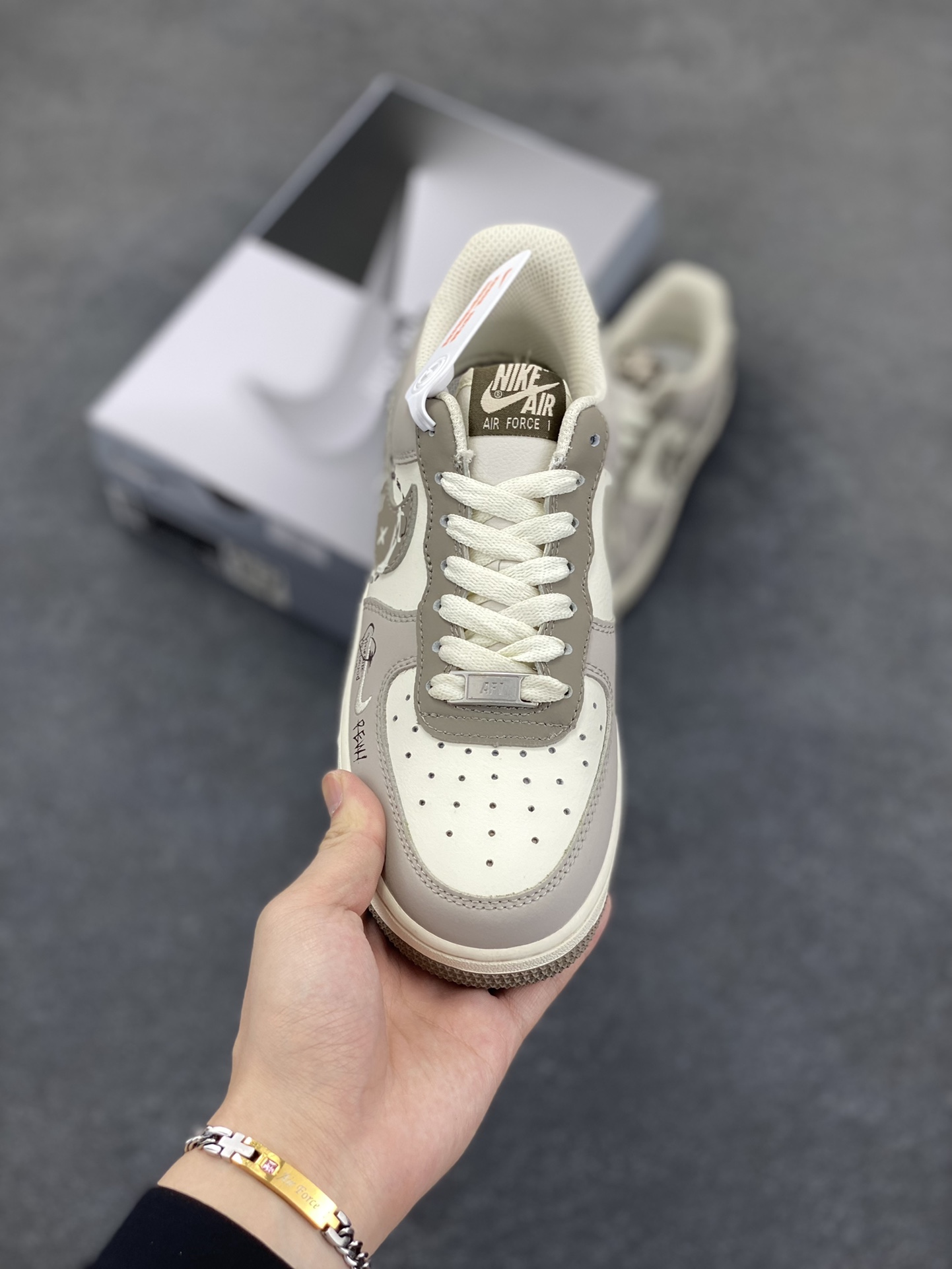 图片[2]-“笑脸熊”Nike Air Force 1 “Smiling Bear”空军一号定制低帮板鞋 在社交平台爆火的笑脸熊，是一只模样憨态可掬的治愈萌物。它全身毛茸茸的，毛色或棕或白，圆滚滚的脸蛋上，两颗黑豆般的眼睛闪烁着灵动光芒 ，肉嘟嘟的小鼻子俏皮又可爱。最标志性的，是它嘴角永远上扬，挂着灿烂温暖的微笑，仿佛世间烦恼都与它无关 货号：DB3301-881 尺码：36 36.5 37.5 38 38.5 39 40 40.5 41 42 42.5 43 44 44.5 45-选品中心