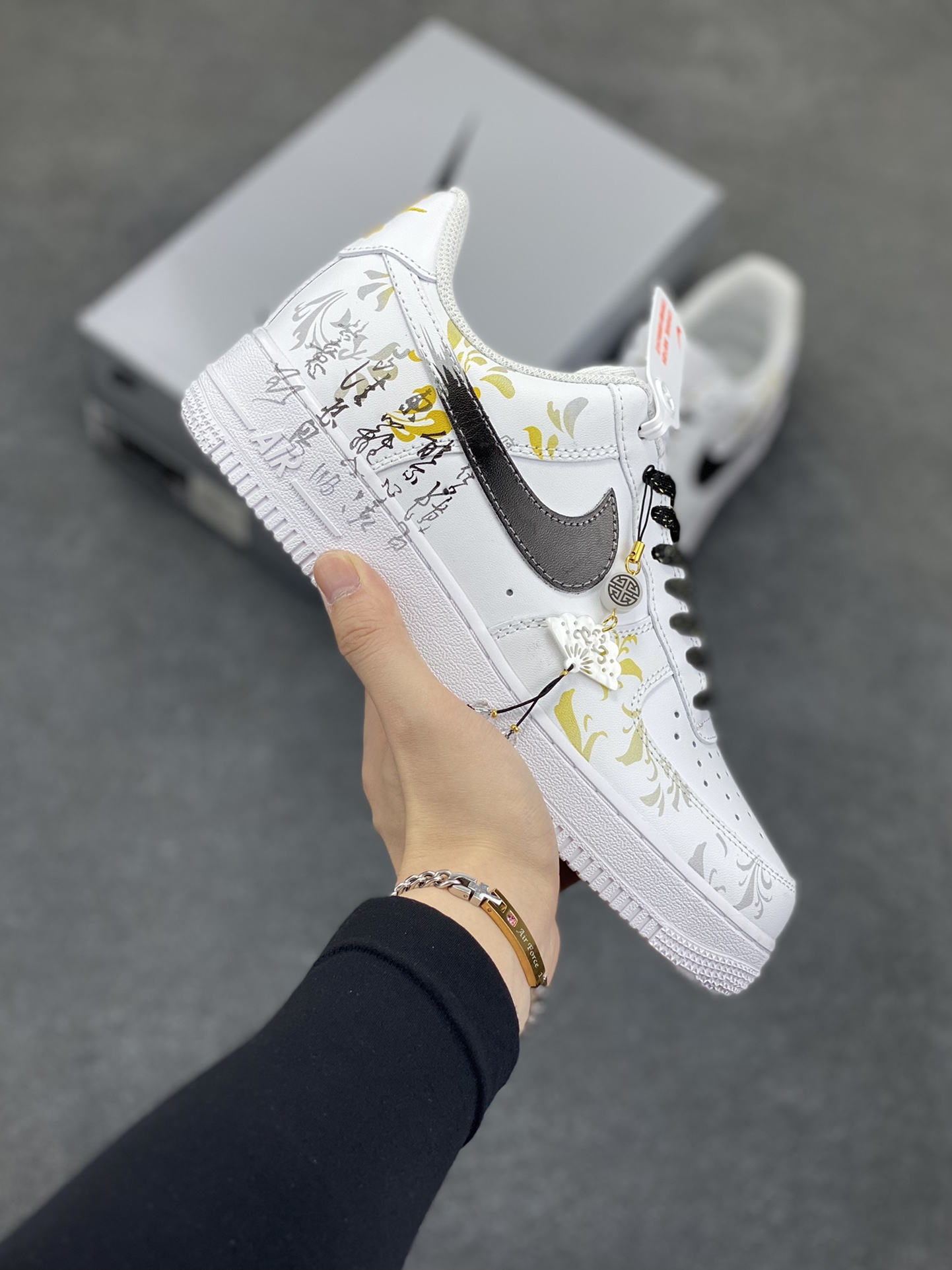 Nike Air Force 1 Low’07 东篱醉 中国风 渐变黄 华丽典雅 扇形挂件 空军一号低帮休闲板鞋 定制皮料 原厂3D打印 定制鞋盒 原楦原纸板 纯正空军版型 内置全掌气垫 货号：ZH0316-082 尺码：36 36.5 37.5 38 38.5 39 40 40.5 41 42 42.5 43 44 44.5 45-选品中心