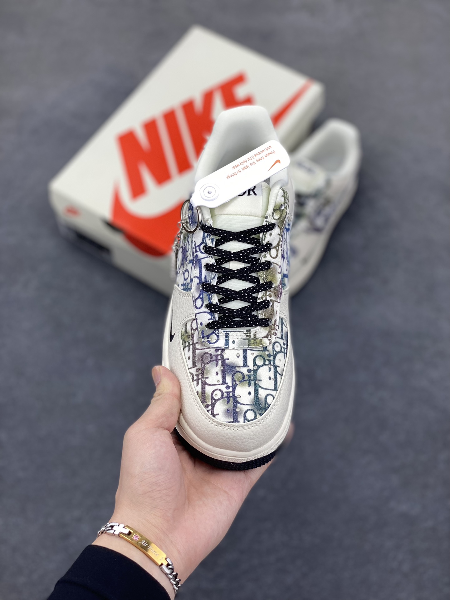 图片[2]-NIke Air Force 1 \’07 Low “迪奥联名——灰色插花”空军一号 低帮 运动鞋 休闲鞋 折边针车 工艺难度大 原楦头原纸板 原装鞋盒 定制五金配件 内置全掌气垫 原厂鞋底 货号：DF0188-064 尺码：36 36.5 37.5 38 38.5 39 40 40.5 41 42 42.5 43 44 44.5 45-选品中心