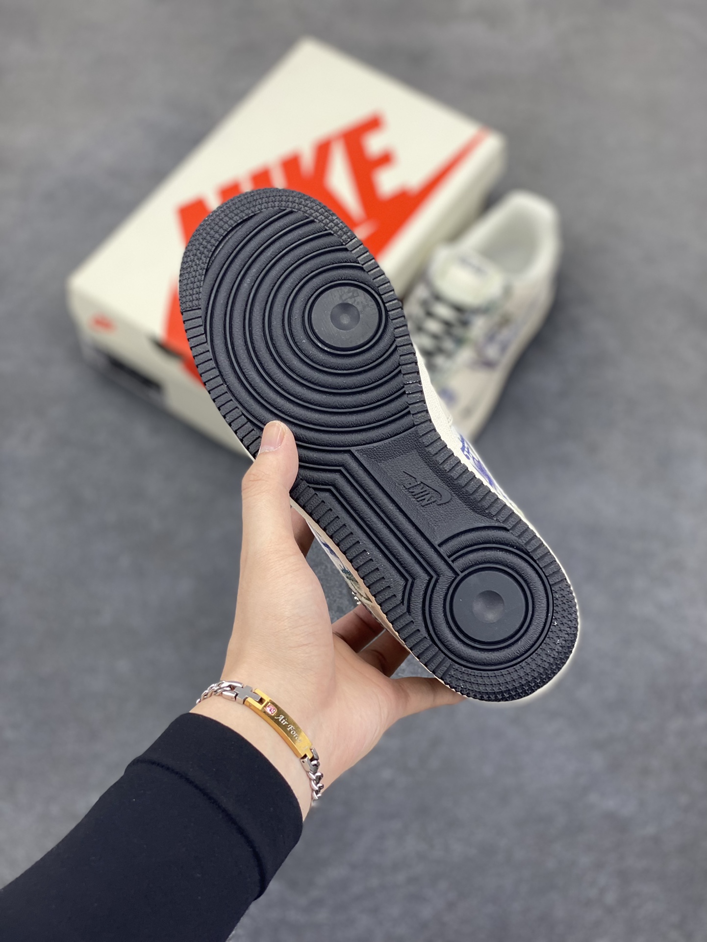 图片[5]-NIke Air Force 1 \’07 Low “迪奥联名——灰色插花”空军一号 低帮 运动鞋 休闲鞋 折边针车 工艺难度大 原楦头原纸板 原装鞋盒 定制五金配件 内置全掌气垫 原厂鞋底 货号：DF0188-064 尺码：36 36.5 37.5 38 38.5 39 40 40.5 41 42 42.5 43 44 44.5 45-选品中心